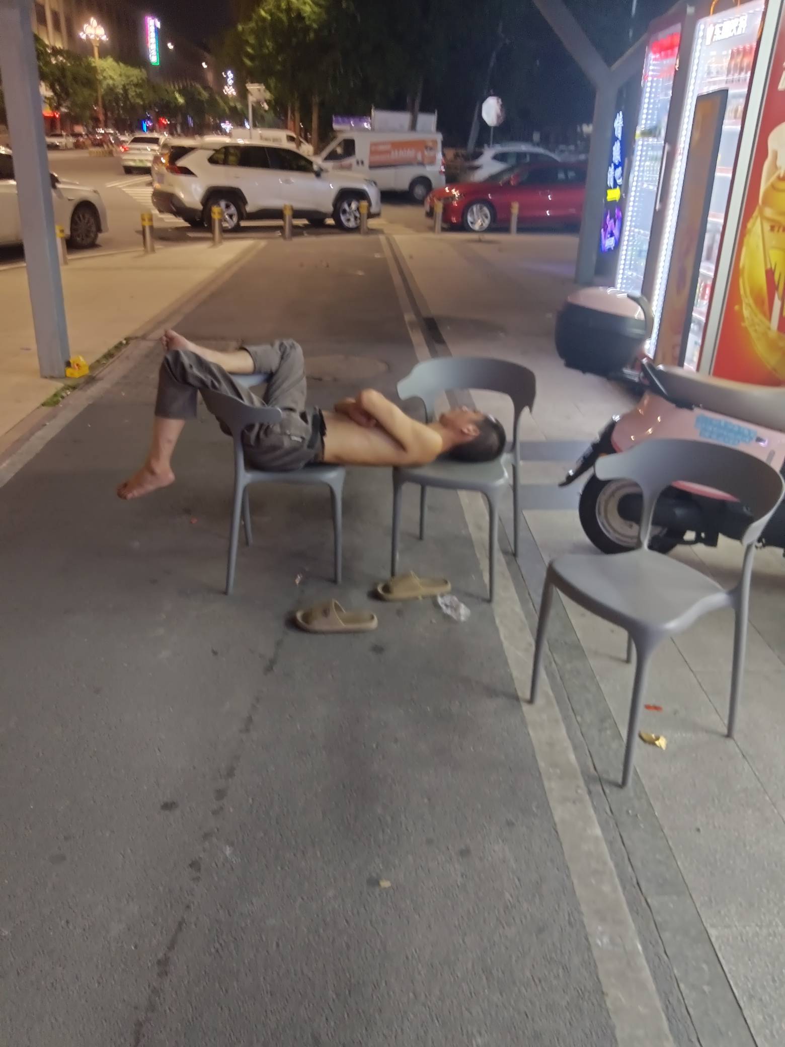 老哥们这个人好可怜，我给了他两百现金，让他好好找一份工作，给他开了一个旅馆，看着95 / 作者:三打白骨精313 / 