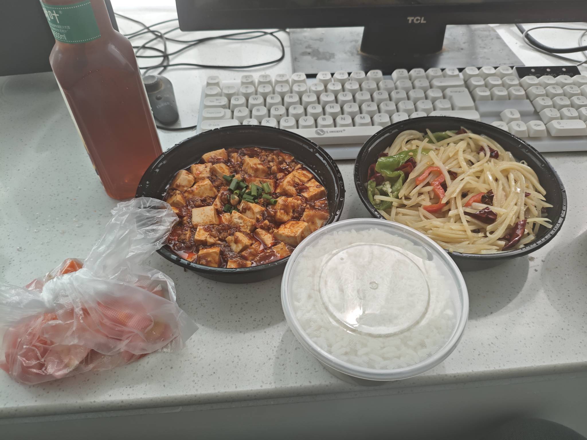 12块钱2个菜，2个米，还有一瓶树叶，美团可以的

46 / 作者:飞翔的小法 / 