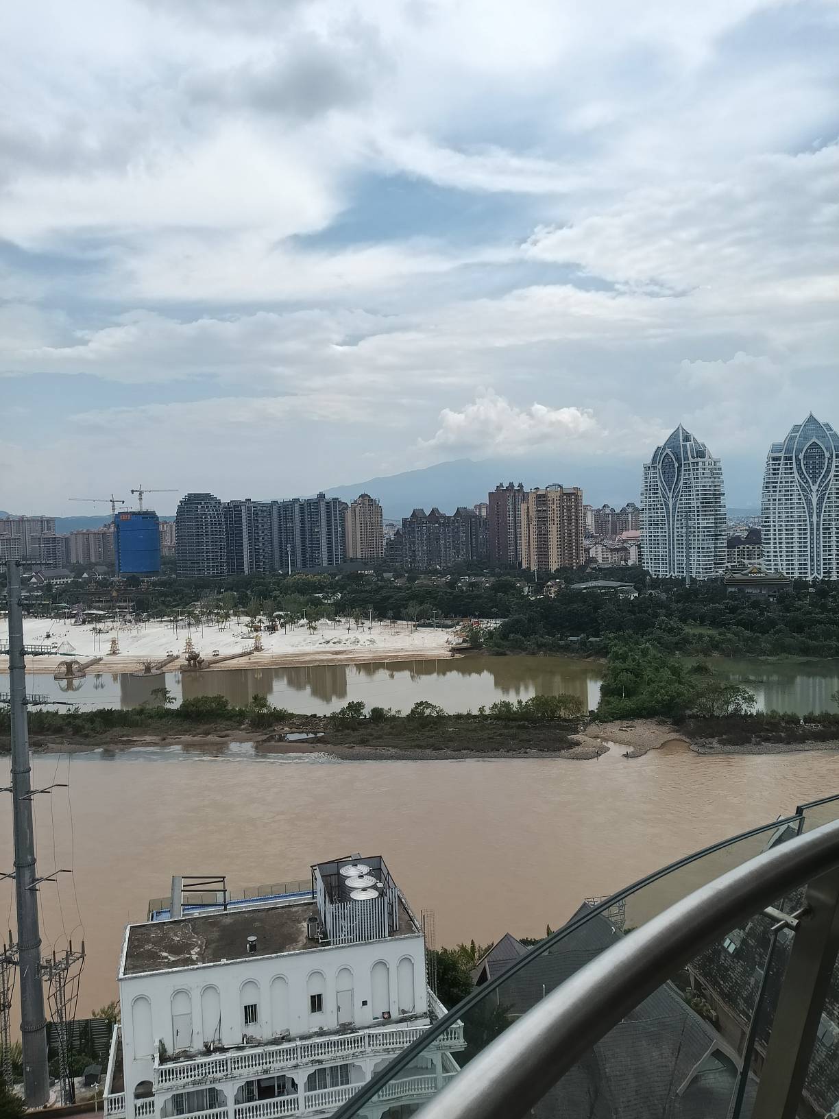真特么热死了





0 / 作者:一条小麻蛇啊 / 