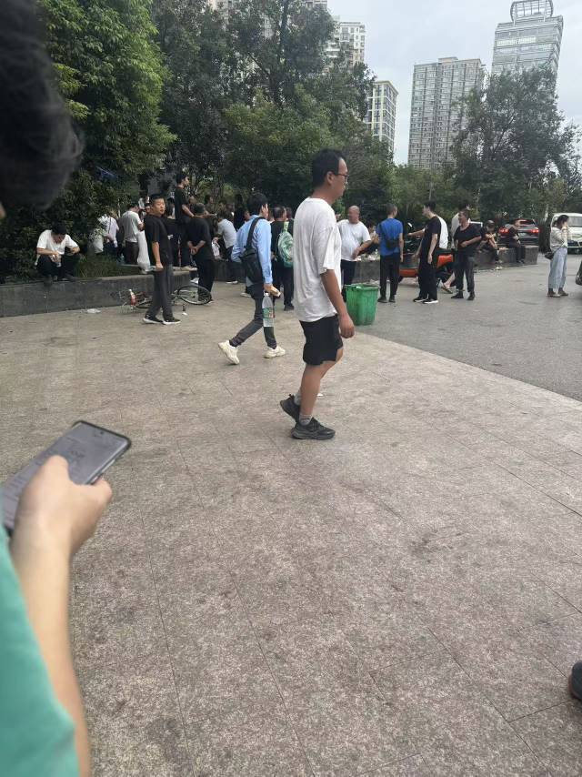老哥们，到蓝弟酒店了也是非常热闹，载歌载舞


1 / 作者:没事就爱道馆 / 