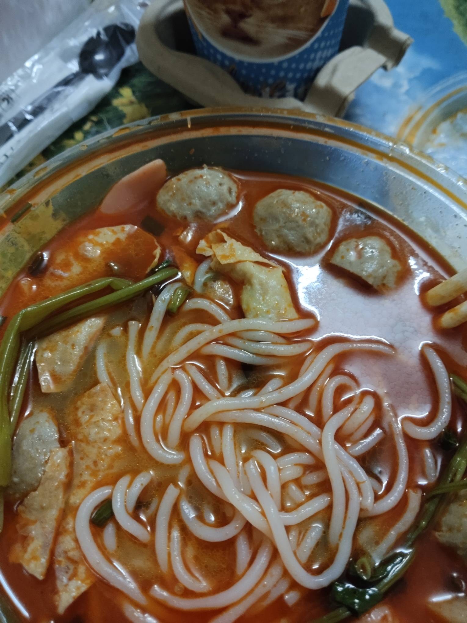 老哥们，点了一份螺蛳粉和一杯瑞幸，两个订单都是一个骑手接的，骑手这样是不是拿两份59 / 作者:来卡农撸羊毛的 / 