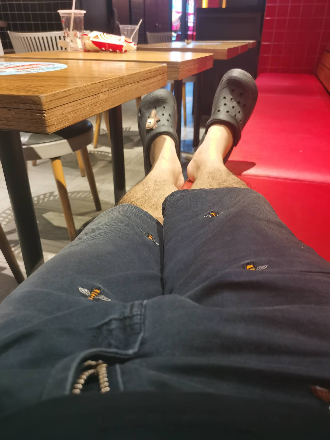 哎 又没地方去 全身上下也没一分钱 不知道怎么办了 我能怎么办，我也很绝望 挂壁在肯25 / 作者:可不可以再爱你 / 