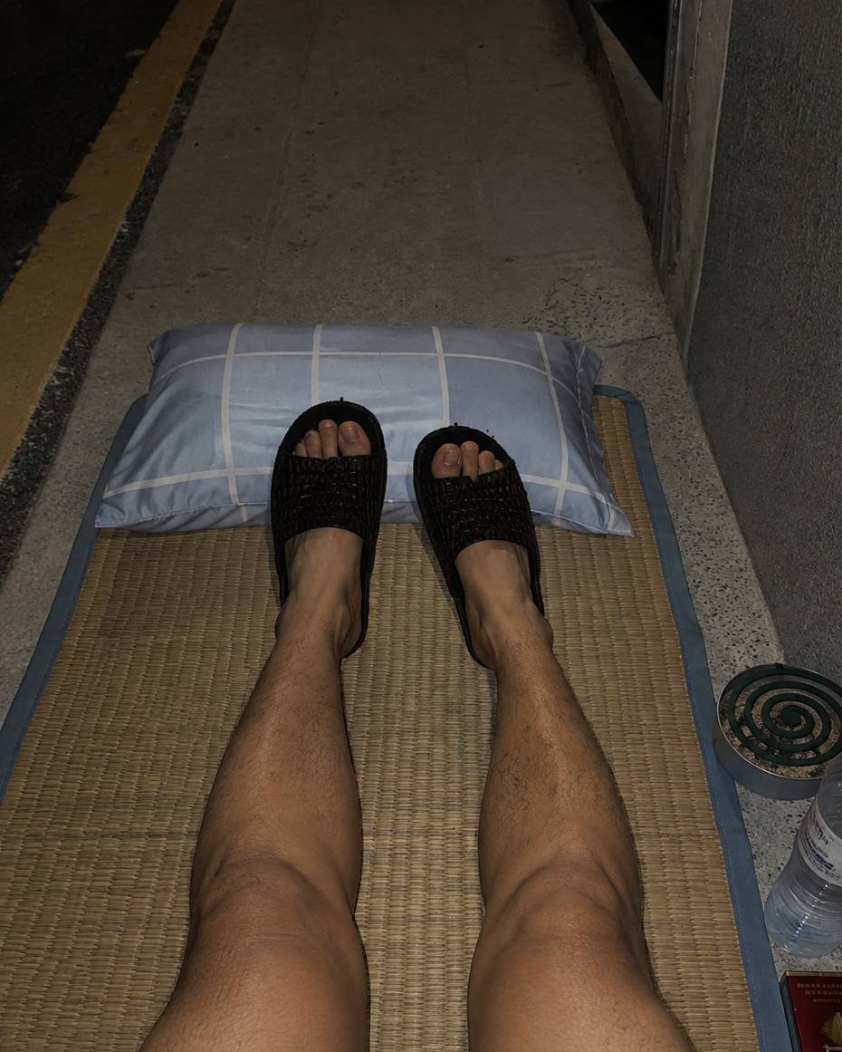 老哥们挂b了,今晚就凑合睡这里了,希望没有人来打扰

94 / 作者:卖房卖车都要博 / 