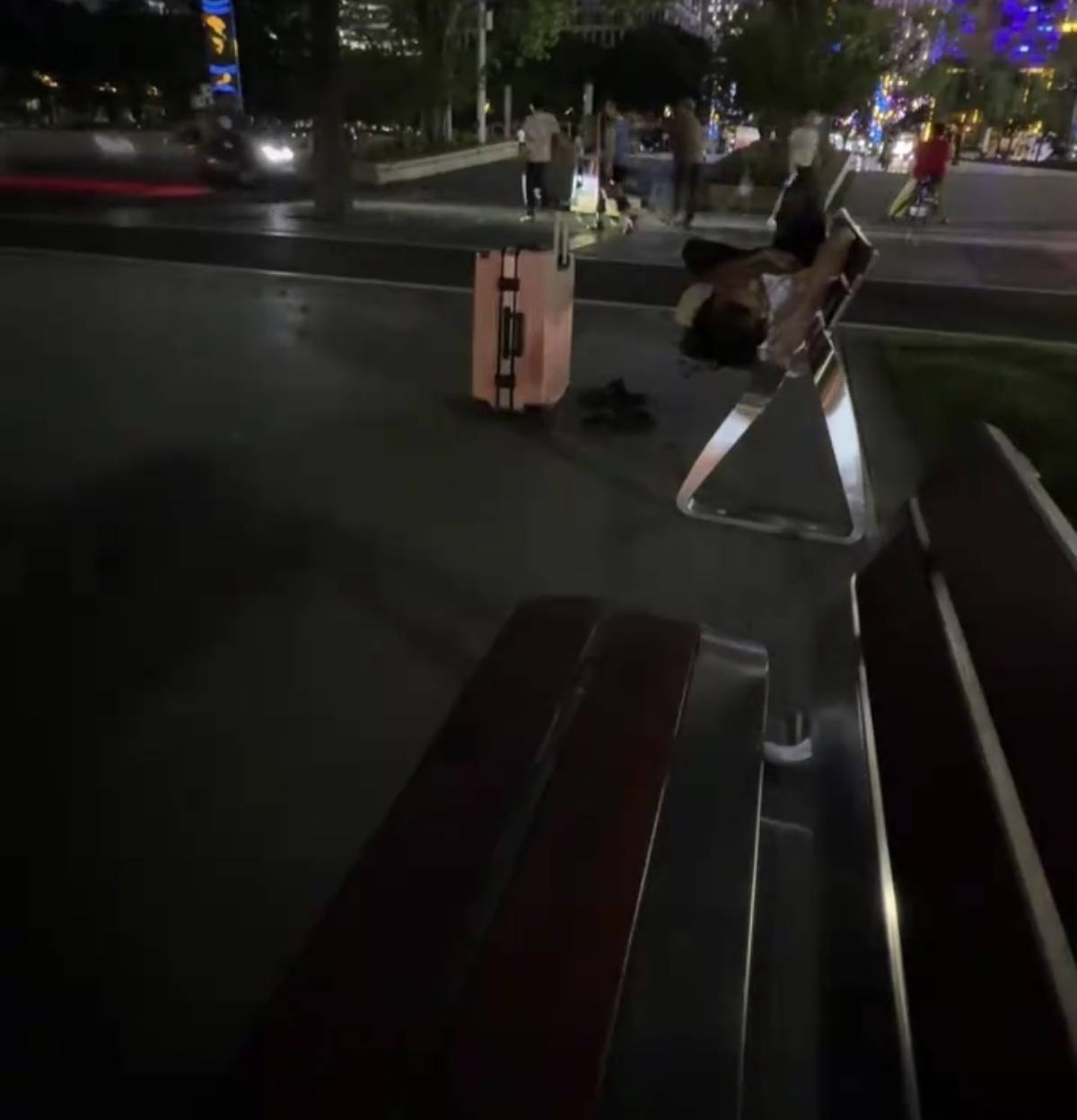 这是哪个挂b老哥？每天晚上准时在这，有好几个月了

36 / 作者:凤鸣 / 
