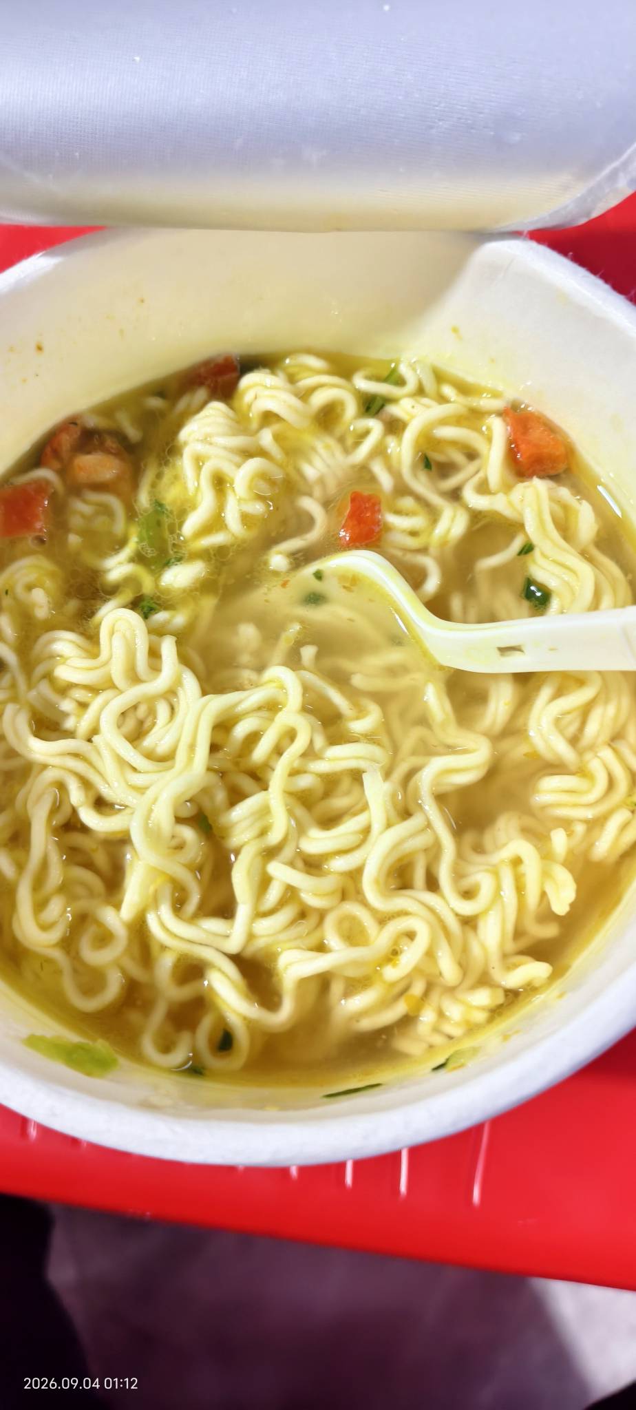 老哥们，泡面的食用方法。泡三分钟就开吃是最好吃的。

84 / 作者:逼两拳皇 / 
