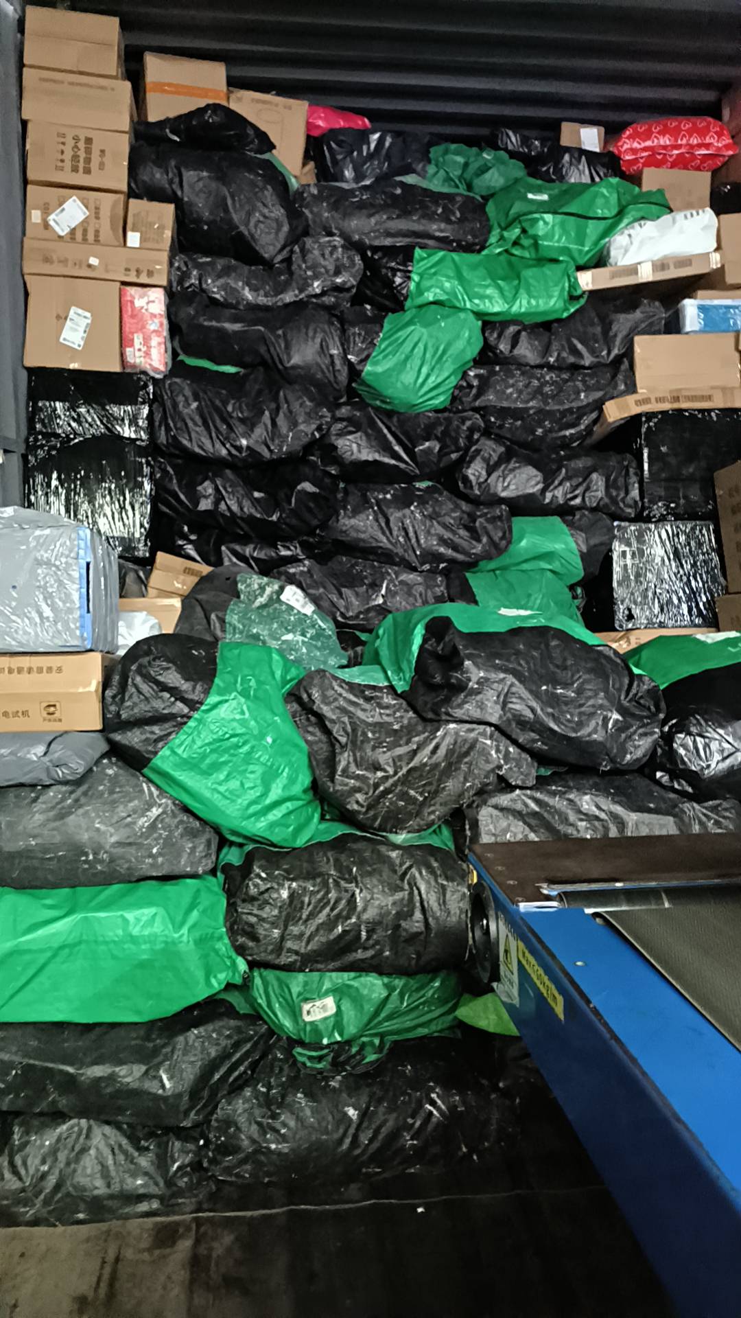 塔玛的出生，2个人在那里扫描，装了将近200个空袋


91 / 作者:大哥让我先跑 / 