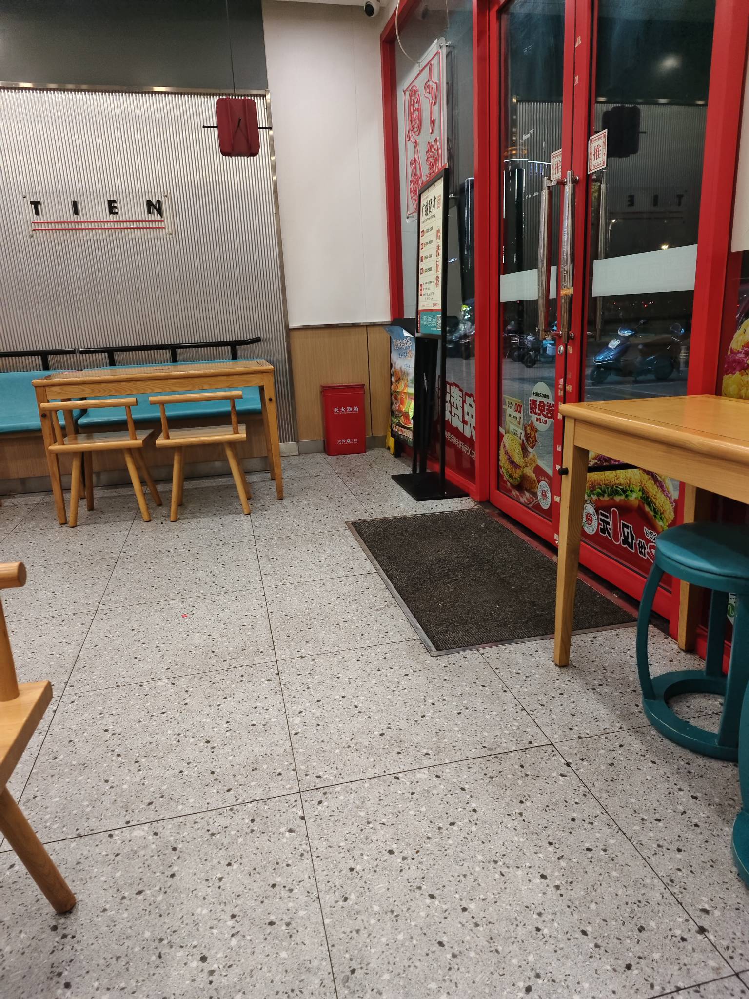 瘫痪公园第20天，塔斯丁店员看我不消费，把我赶出来了，现在瘫痪公园广场，白天看广子77 / 作者:红菜苔 / 