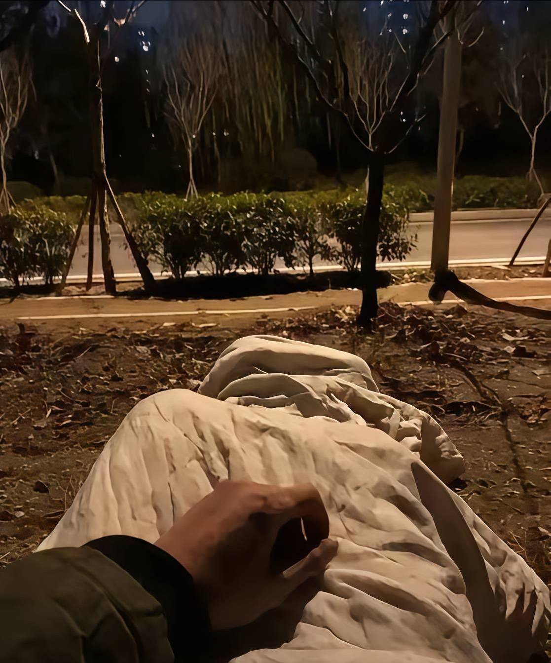 好丢脸啊，走投无路找了个挂壁临时工，住集体宿舍，蹲坑把坑给堵了，水都漫出来了，现18 / 作者:鲸鲨 / 