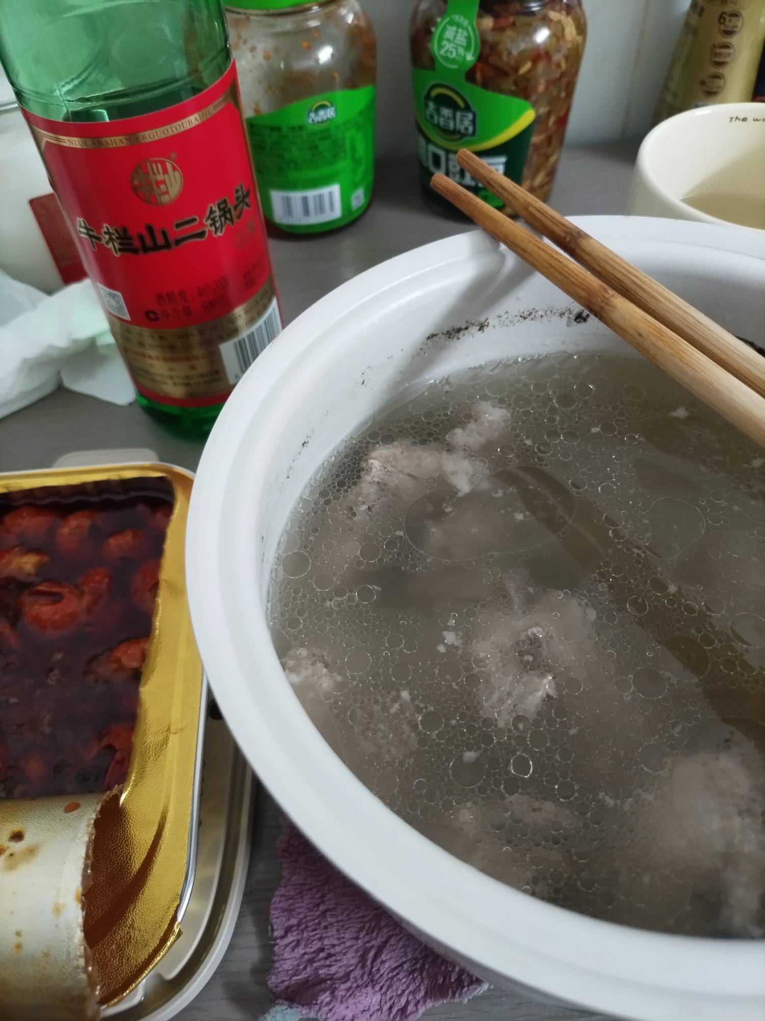 忍不住想喝点了，好久没喝酒了。喝了一个月小米山药粥，太淡了，用山药炖点排骨，改善15 / 作者:沉谶 / 