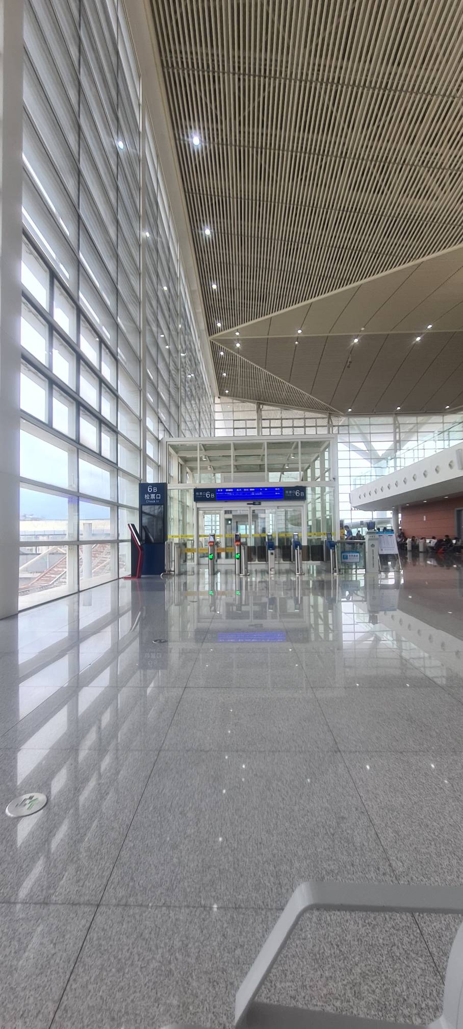 回老家了，出来两年多在广州花了差不多5万，两手空空回家，犹豫很多次了，还是买票回0 / 作者:哄注销 / 