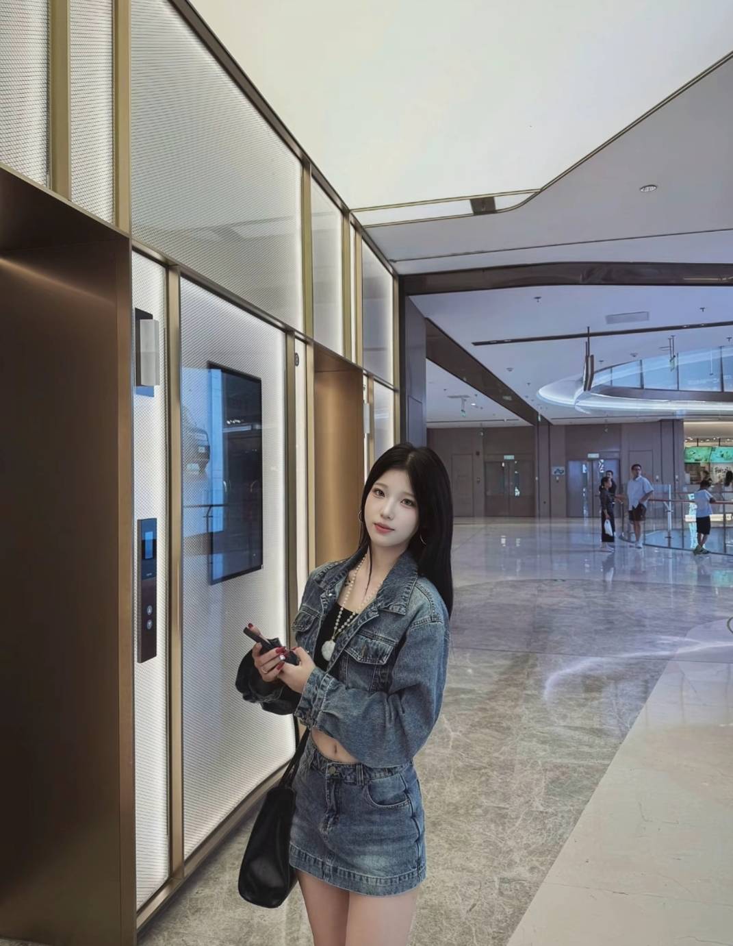 本人女，28岁找男朋友
要求
1：要长得帅的，身材必须特别好的，要特别有钱的
2：要脾41 / 作者:先天挂逼圣体 / 
