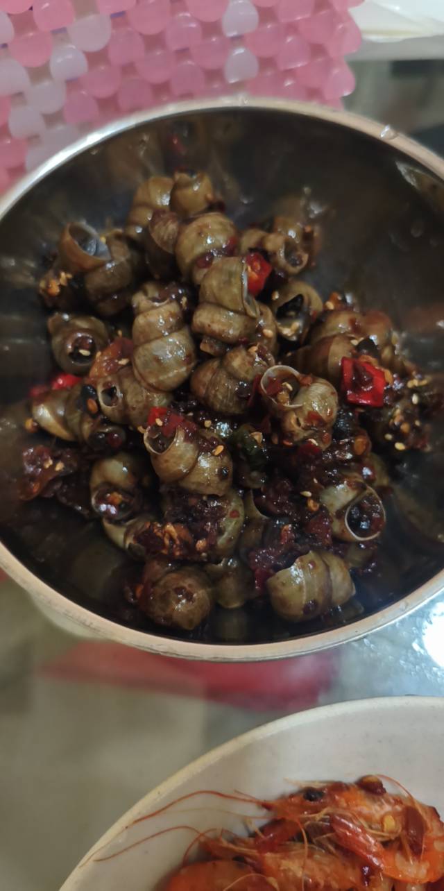 好久没发吃饭贴了

今晚油炸小河虾

炒田螺，玉米大馒头

凉拌素菜，有莲藕，豆角，胡58 / 作者:晶莹剔透111 / 