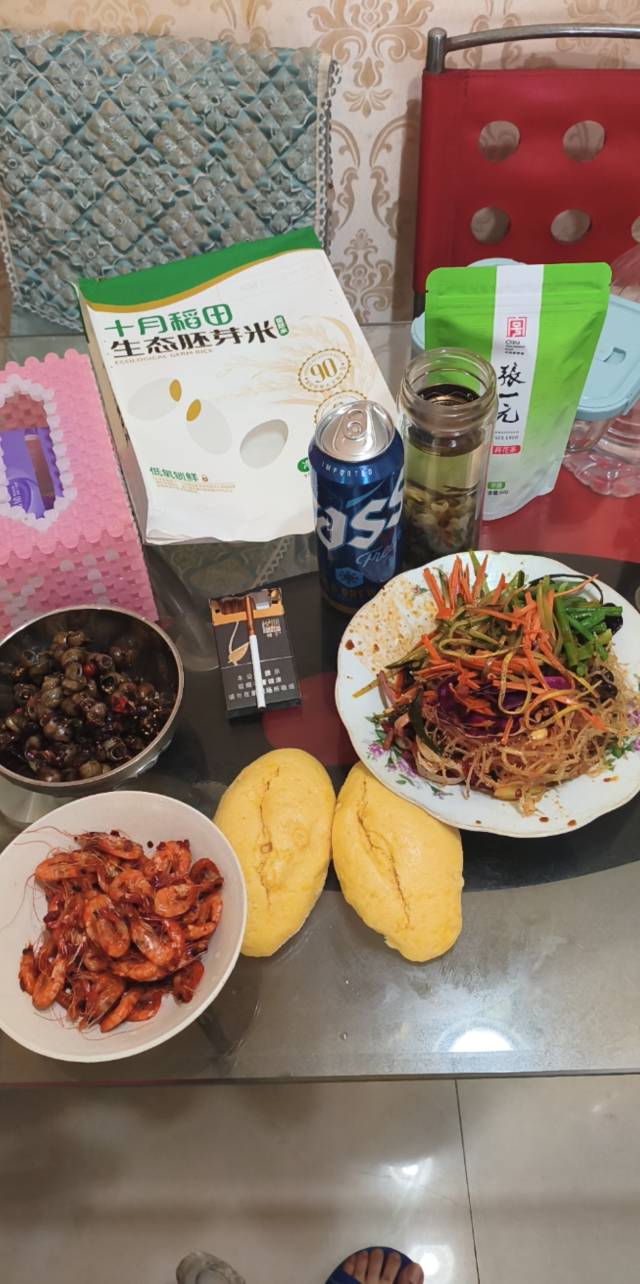 好久没发吃饭贴了

今晚油炸小河虾

炒田螺，玉米大馒头

凉拌素菜，有莲藕，豆角，胡66 / 作者:晶莹剔透111 / 