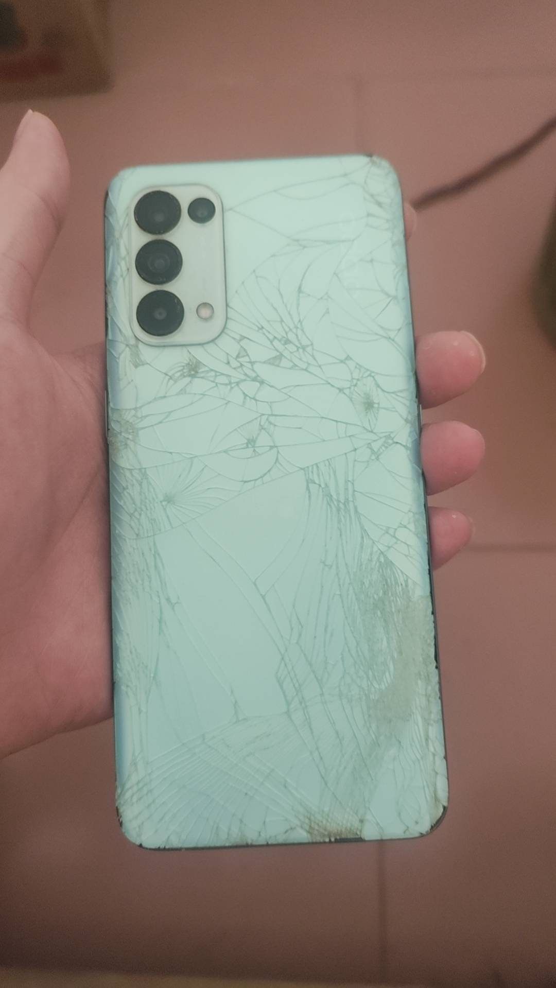 鱼出了个挂b机OPPOReno5k 处理屏幕坏了不显示 其他功能全正常 挂120秒拍 后面觉得挂少21 / 作者:框框下 / 