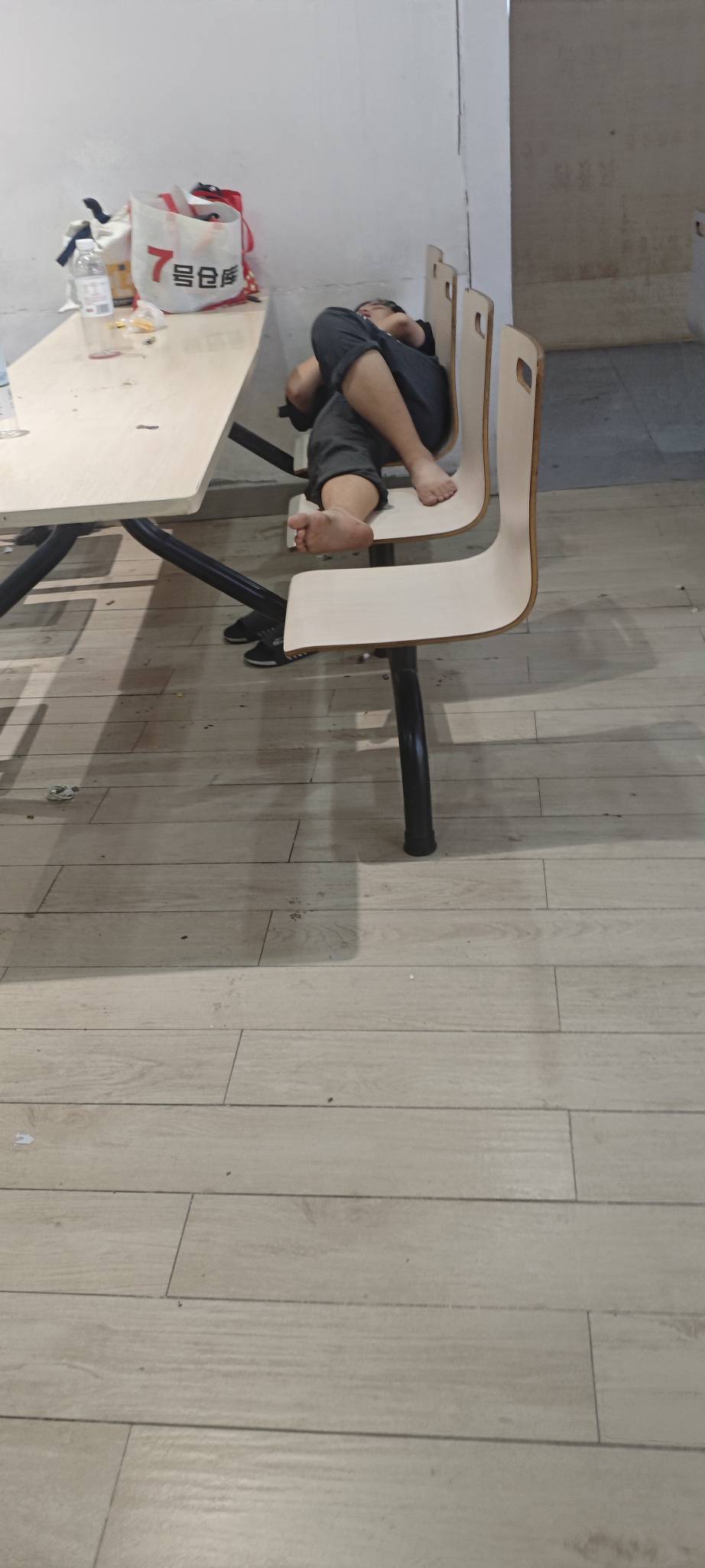 挂壁老哥数据线掉了，醒来估计要被清洁阿姨给打扫走了，线都烂成这样了恐怕是唯一的一35 / 作者:卡农豆包 / 