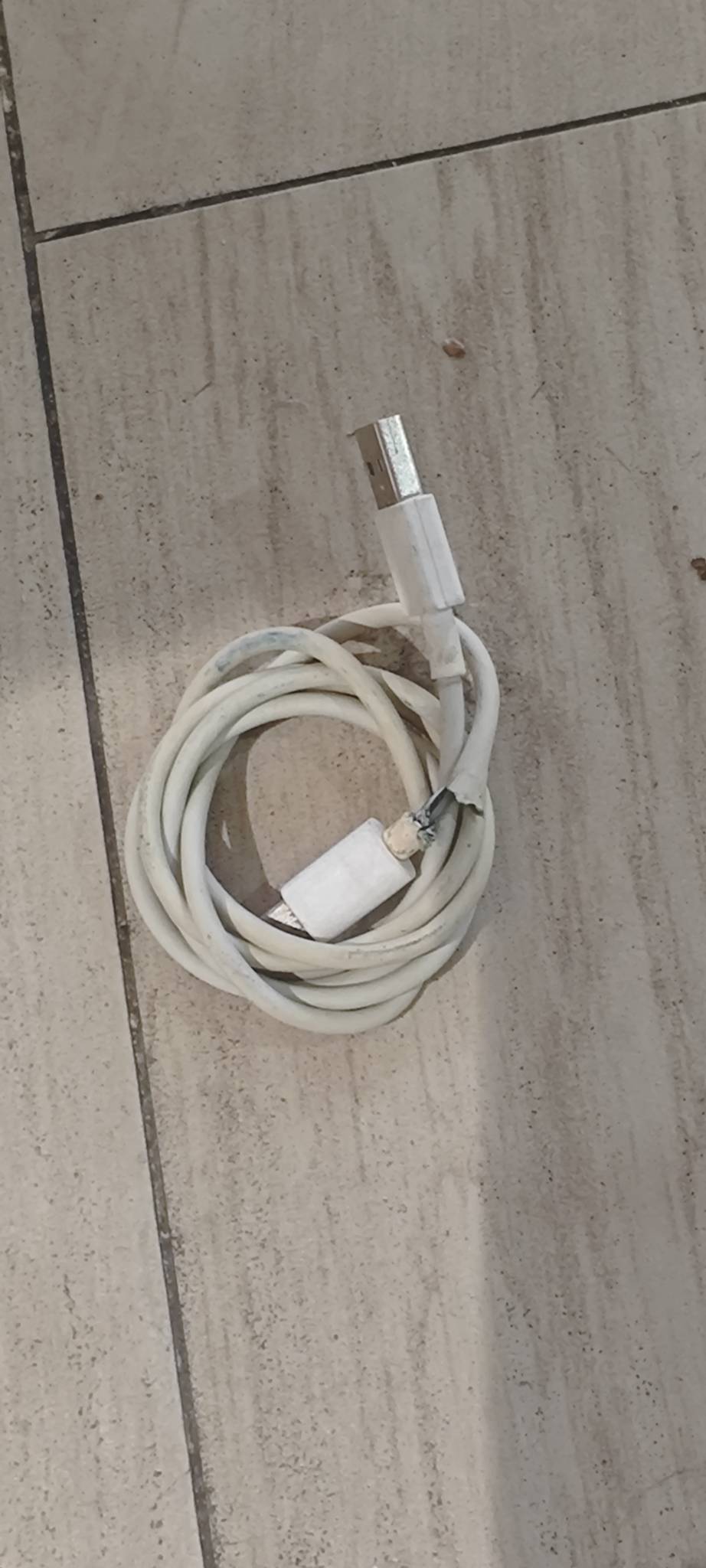 挂壁老哥数据线掉了，醒来估计要被清洁阿姨给打扫走了，线都烂成这样了恐怕是唯一的一8 / 作者:卡农豆包 / 