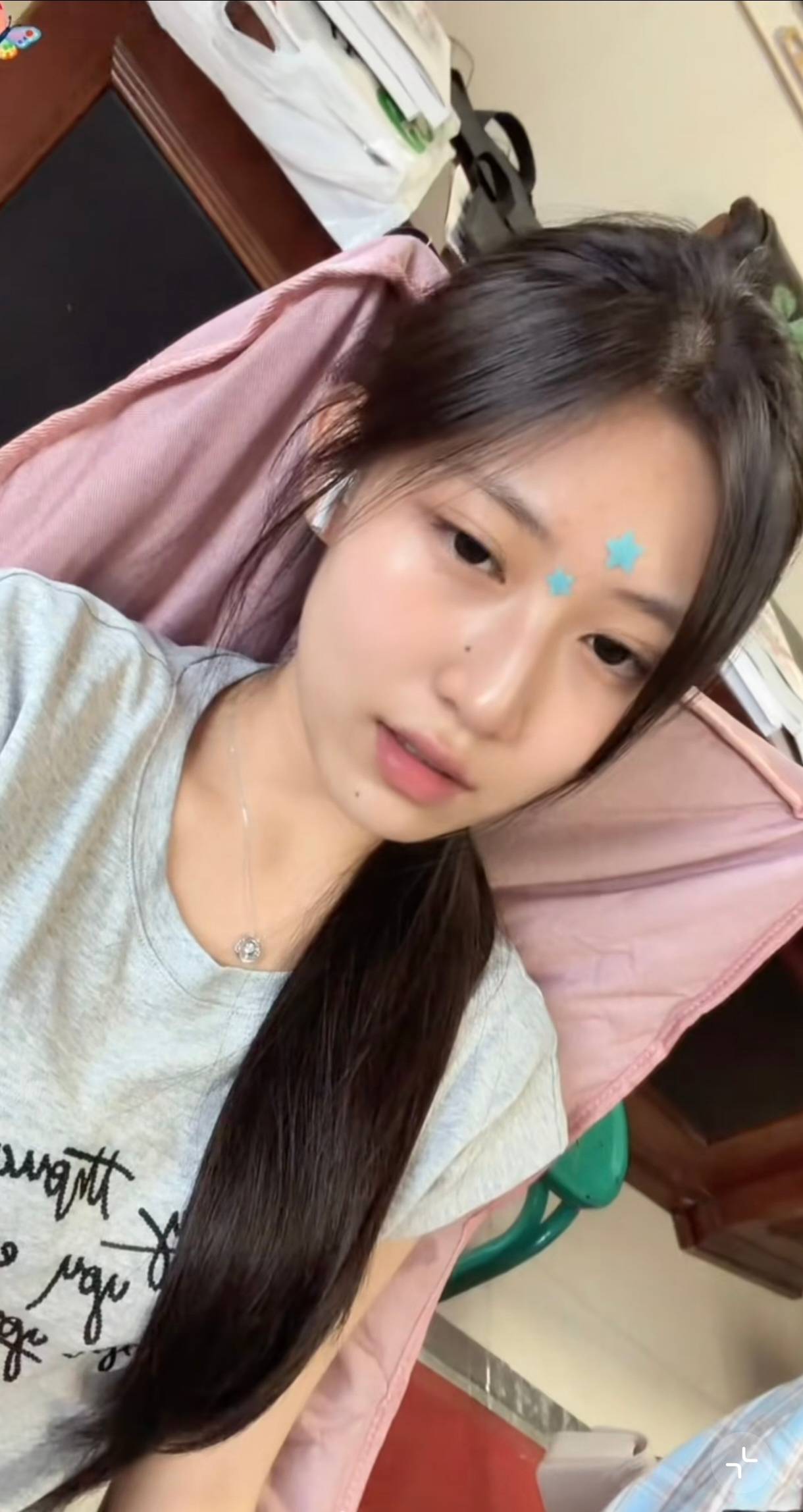 最近一直在听by2的歌曲，仿佛回到了以前小时候暗恋的时光，她的歌房都充满了恋爱的味44 / 作者:39岁挂壁老大哥 / 
