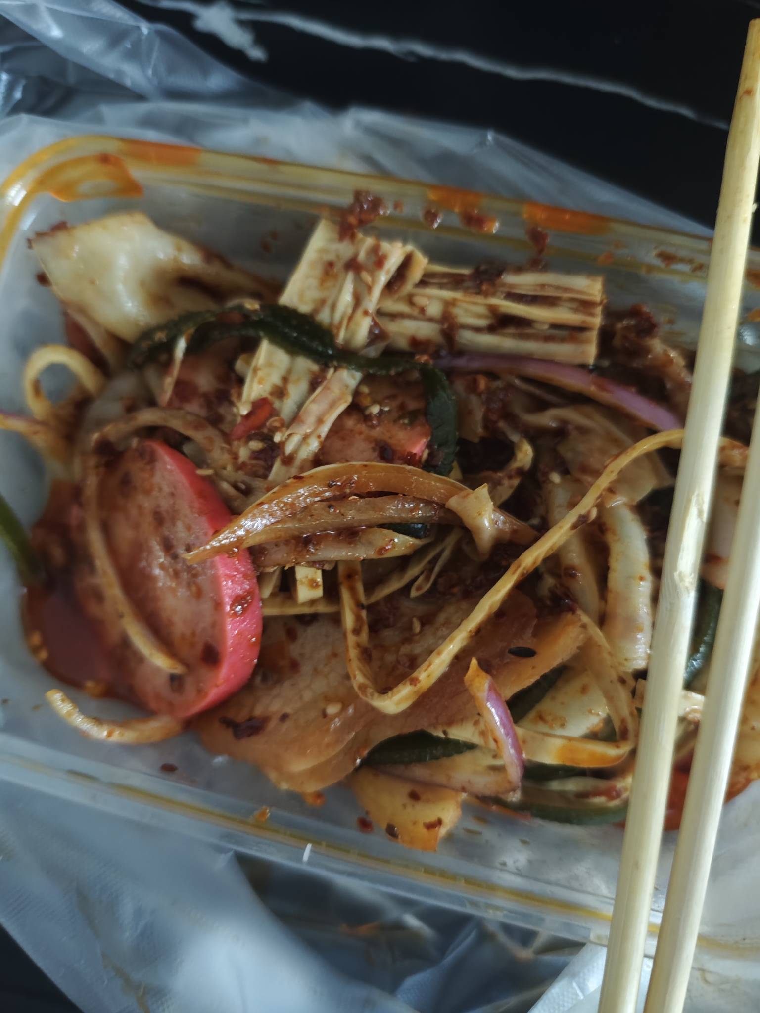 喝点酒暂时回避一下现实，如果一言难尽，那就一饮而尽。我酒量其实挺差的，也不算真的81 / 作者:先天挂逼圣体 / 
