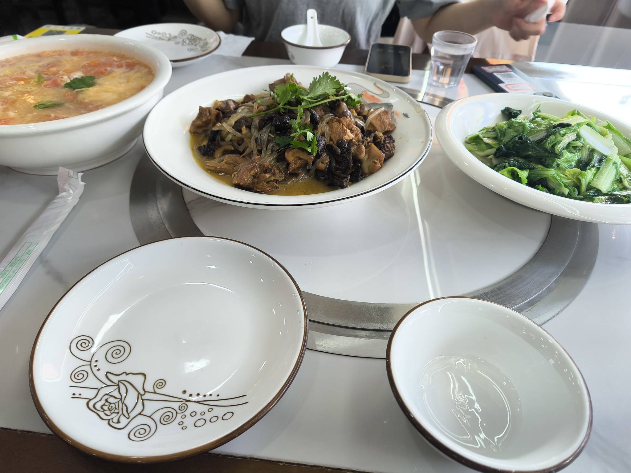 老哥们吃饭了

80 / 作者:我是麻花疼的爹 / 