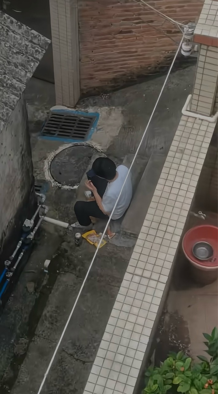 是哪个老哥天黑了还在我家楼下

49 / 作者:哈哈哈笑死我了 / 