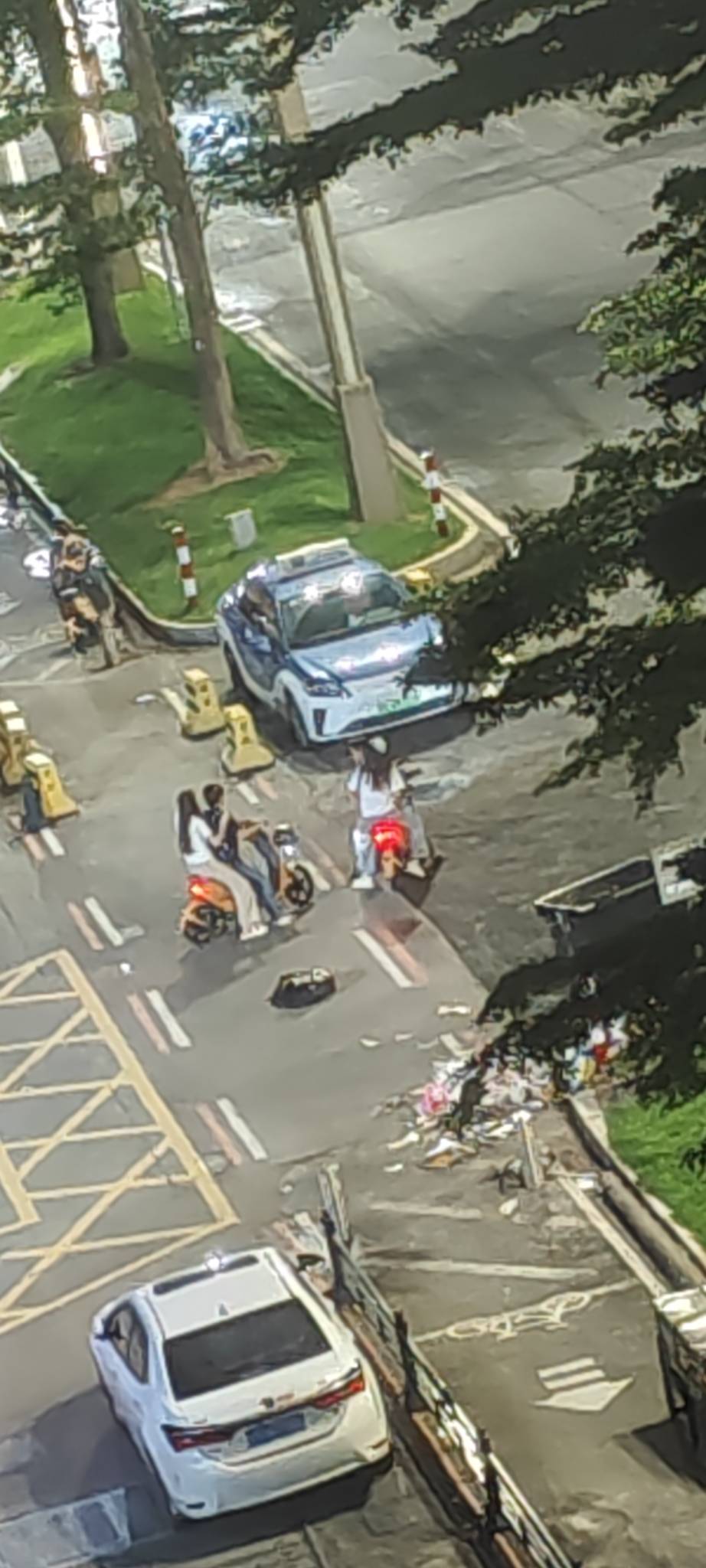 人家小伙共享电动车一人装一个妹子，抱的紧紧的。

1 / 作者:撸毛小王子 / 