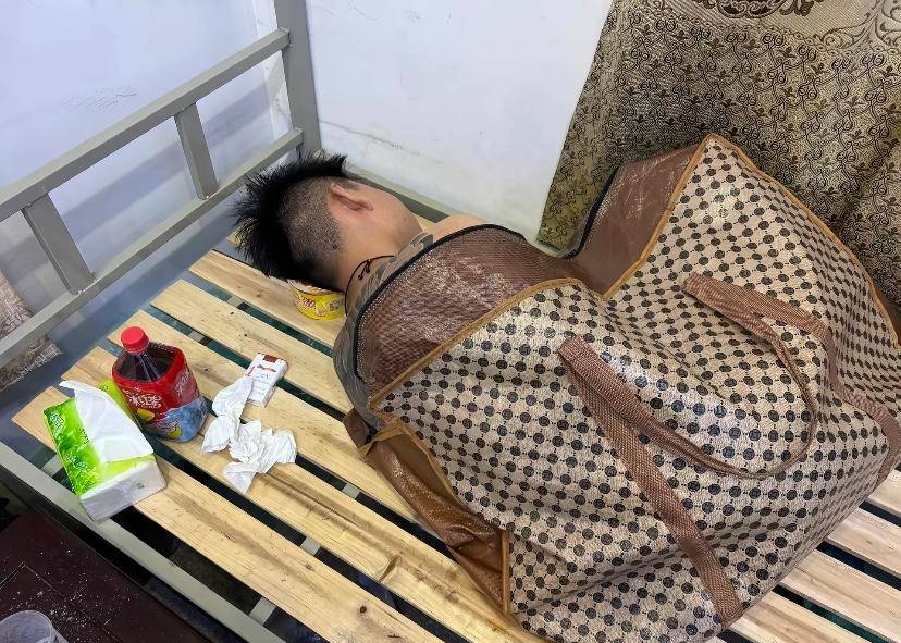 只能这样睡了。买被子的钱一分没有。

31 / 作者:嗯啊来了 / 