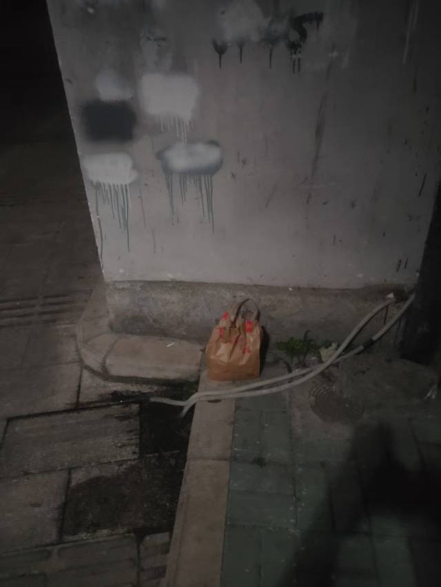 这麦当劳格局还没汉堡王大。
点了他家东西，等了一个小时才送过来，除了可乐不冷其他50 / 作者:磨磨的比赛 / 