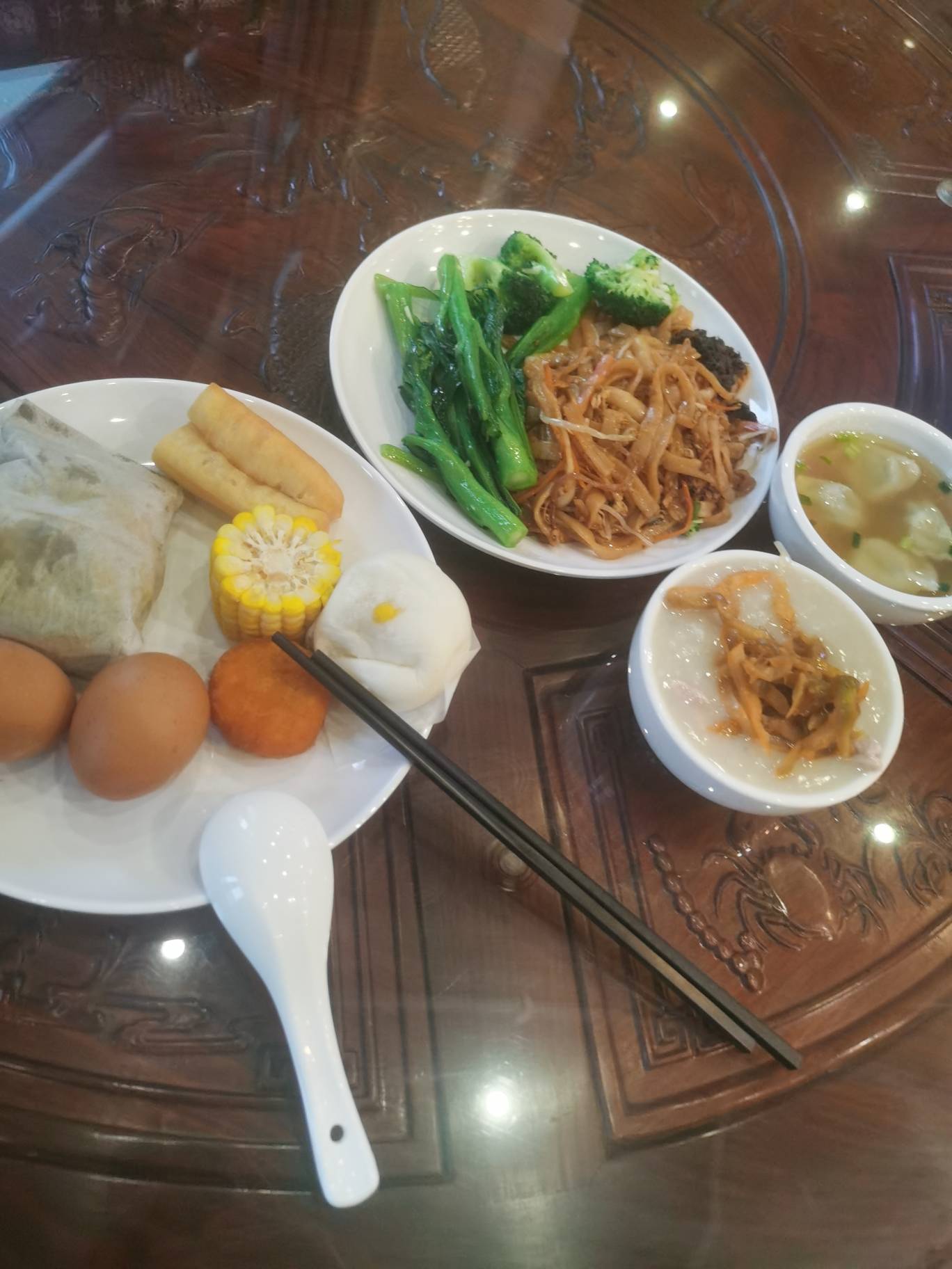 挂壁了，实在饿的不行
先跑水会吃饱了来
一天24小时3餐，59.9
出去才付钱，不管了没钱25 / 作者:不会骗人 / 