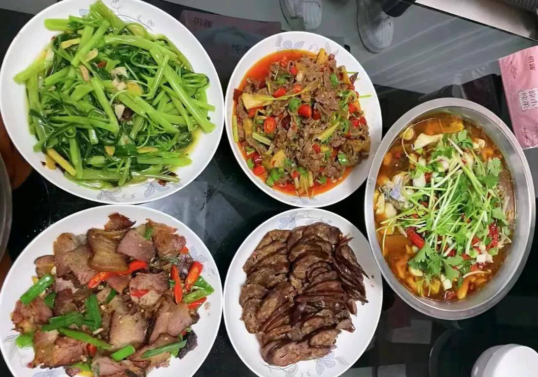 结婚六年的弟妹是不是把我当帅哥了，
早上去她家，
我拿80元让弟妹去买菜。
看到桌上58 / 作者:巴斯特的歌谣 / 