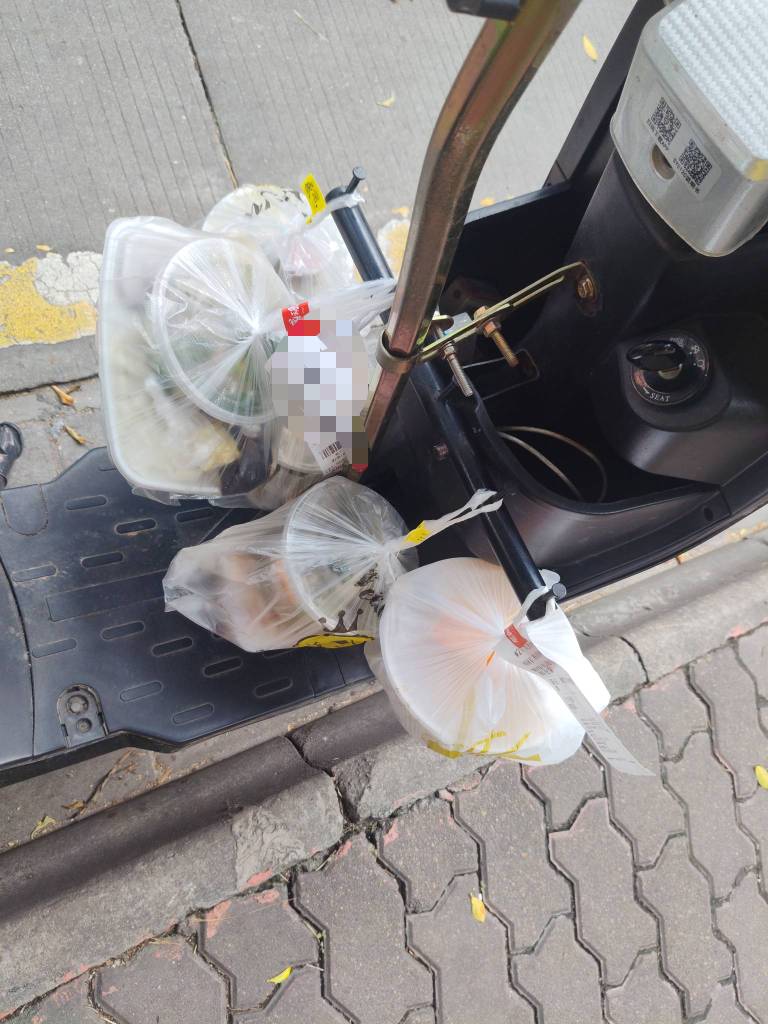 全是带汤的，哎，箱子放脚踏处脚放着也不舒服，过个坑都得小心翼翼，

56 / 作者:外卖手术主治医师 / 