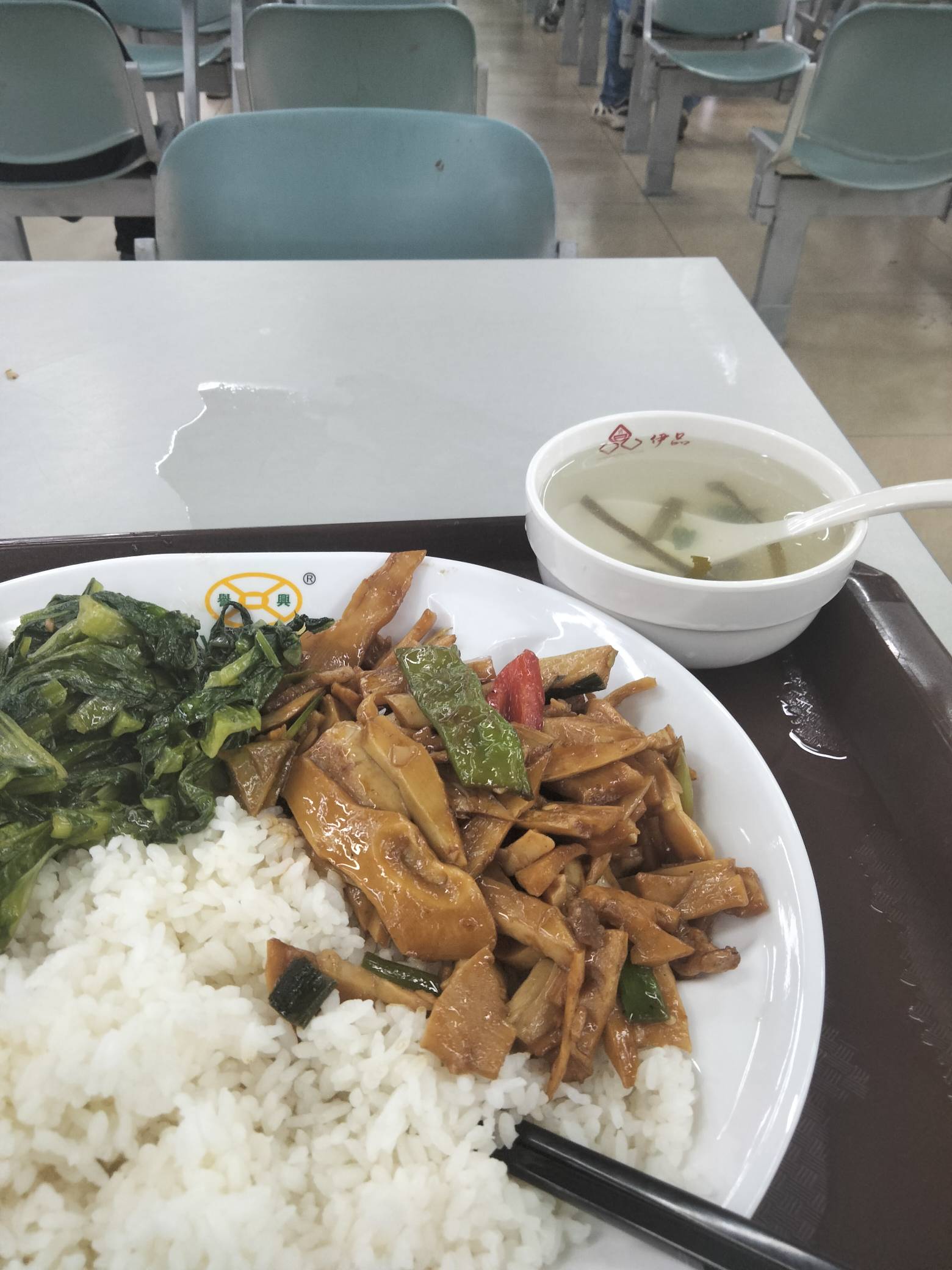 停工吃饭，一个竹笋炒肉一个油麦菜，9.5毛，还行不贵。

68 / 作者:君子之交淡如水 / 