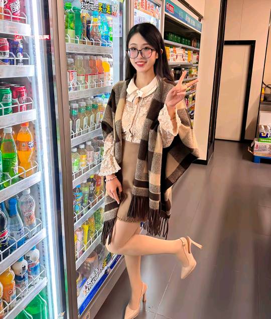 卡侬每天固定npc贴:
发自己碰一下3张被商店老板羞辱的；
发自己大老黑下款的；
发清凉83 / 作者:假老哥真挂壁 / 