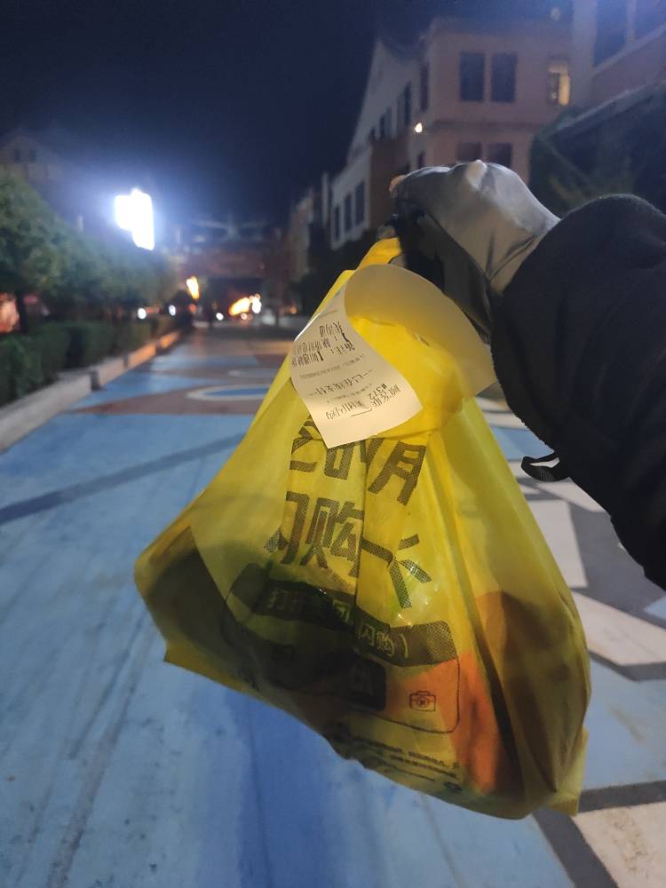 感慨一下，每次晚上找不到犄角旮旯的商家和小区地址，总能碰到专送的老哥，每次都是这24 / 作者:基基肯压基 / 