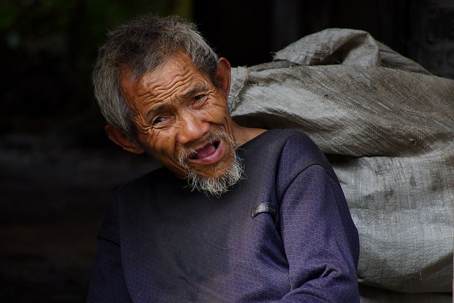 好饿，有毛吗？瓶子抢不过大妈阿

90 / 作者:尛•牛•蛮 / 