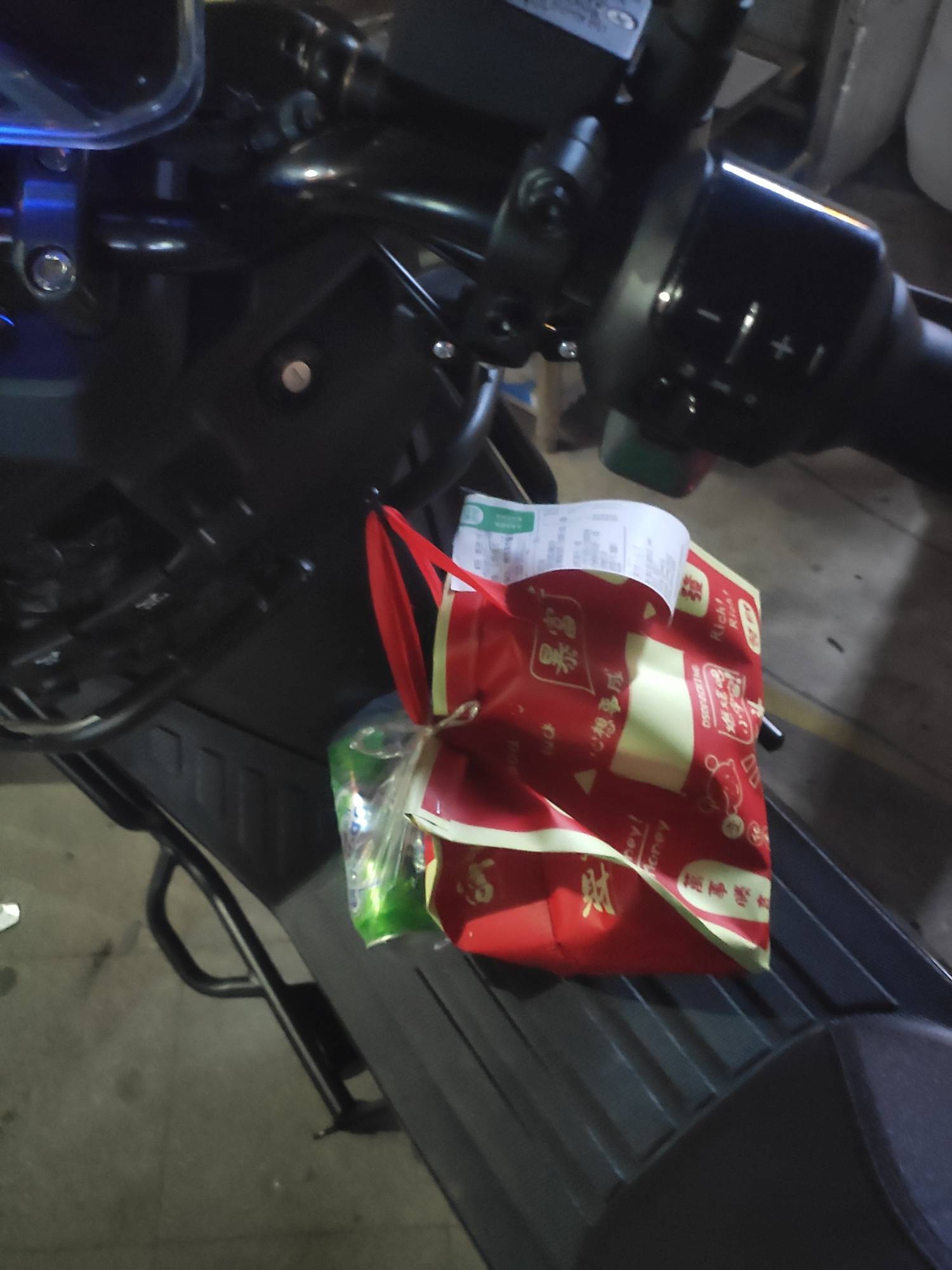 最后一单，给酒店送的海鲜和啤酒，开门的是一个裹着浴袍的老哥，身后传来女人的嬉笑声93 / 作者:基基肯压基 / 