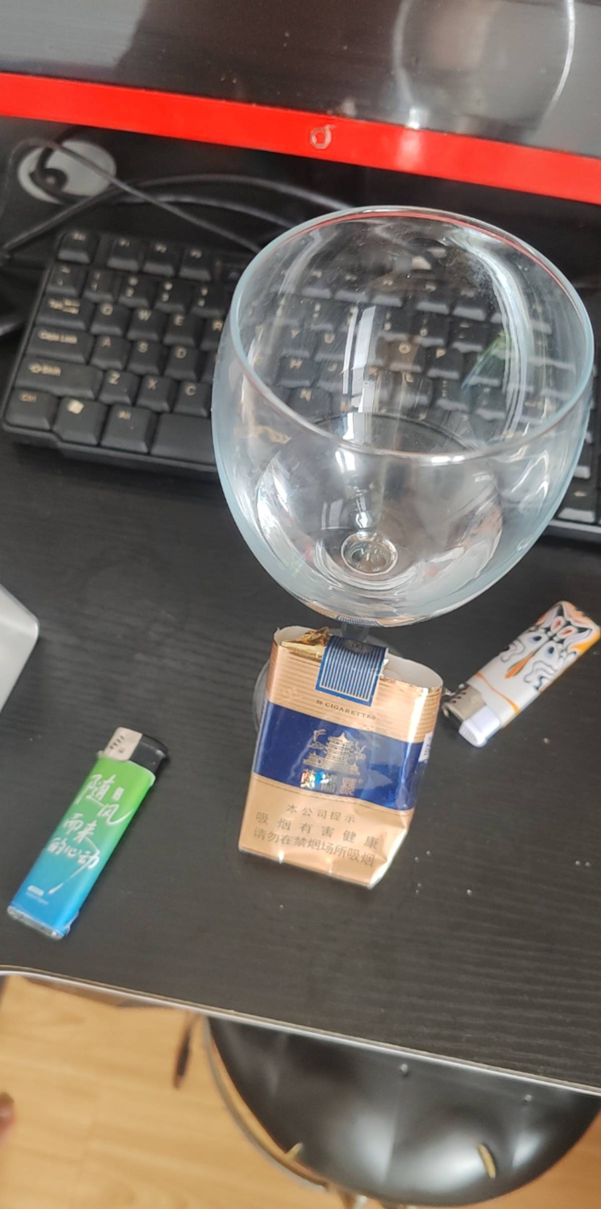 挂壁房30，一顿饭十几块，一包烟8块，每天申请的毛只能勉强维持一天的生活，想存200交98 / 作者:活着为了鲁毛 / 