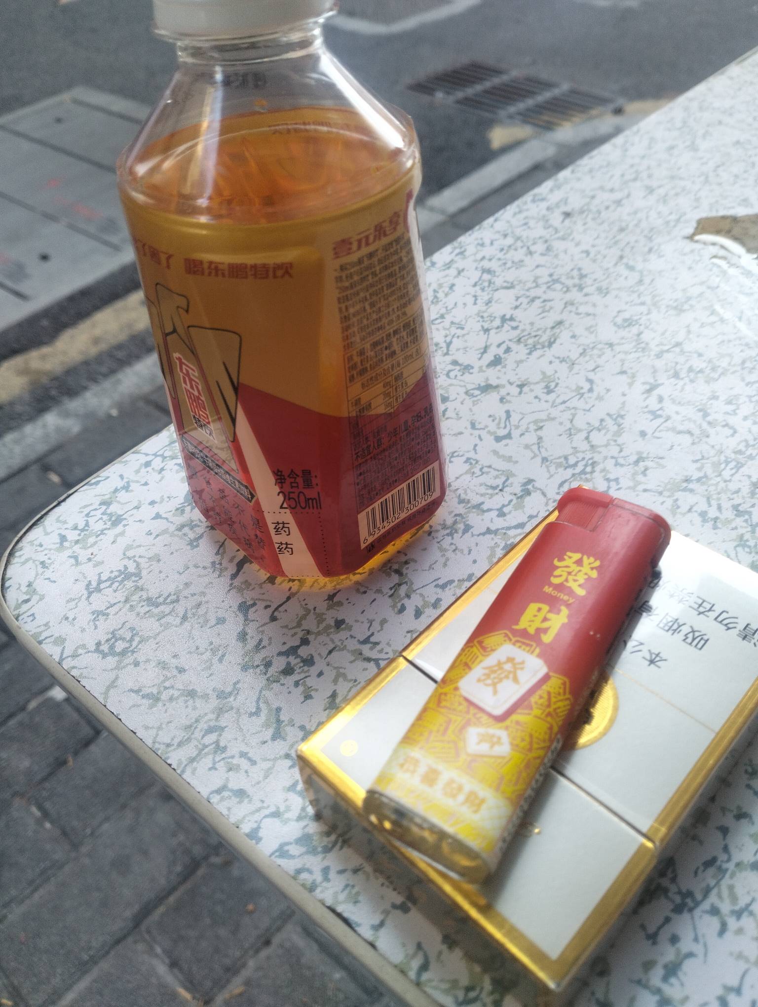 绝望了，老哥们发毛啊！喝不起大鹏子了，又是挂壁周末，中午饭钱哪里录啊？

54 / 作者:尛•牛•蛮 / 