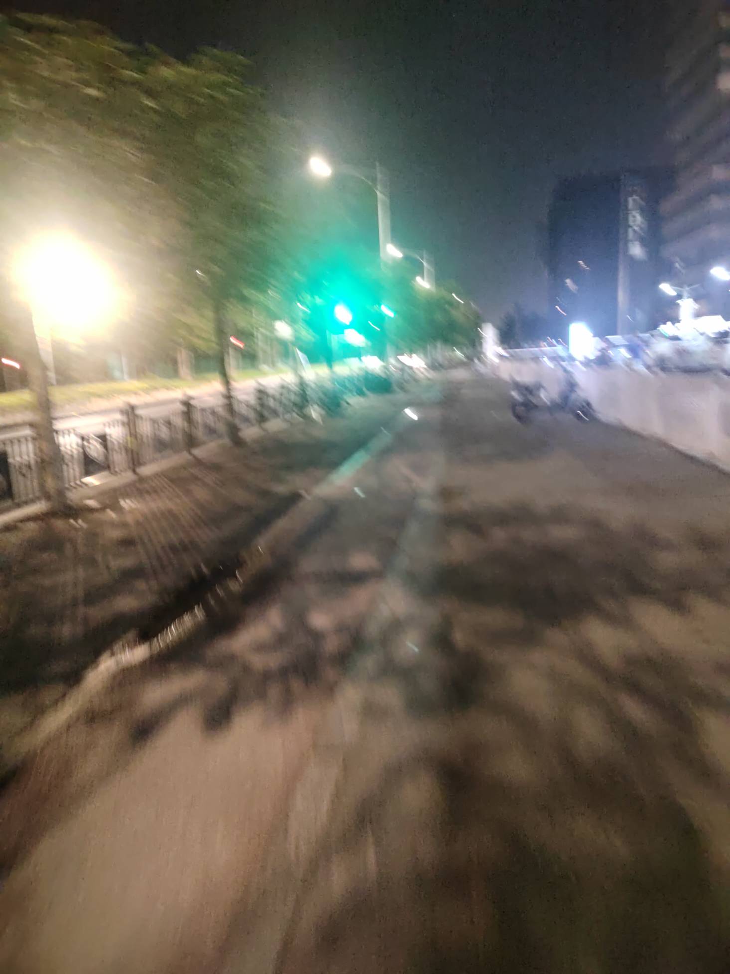 肯德基虽然可以充电，但是不能睡觉。唉，出发去公园长椅

99 / 作者:林伯不卖菠萝鱼 / 