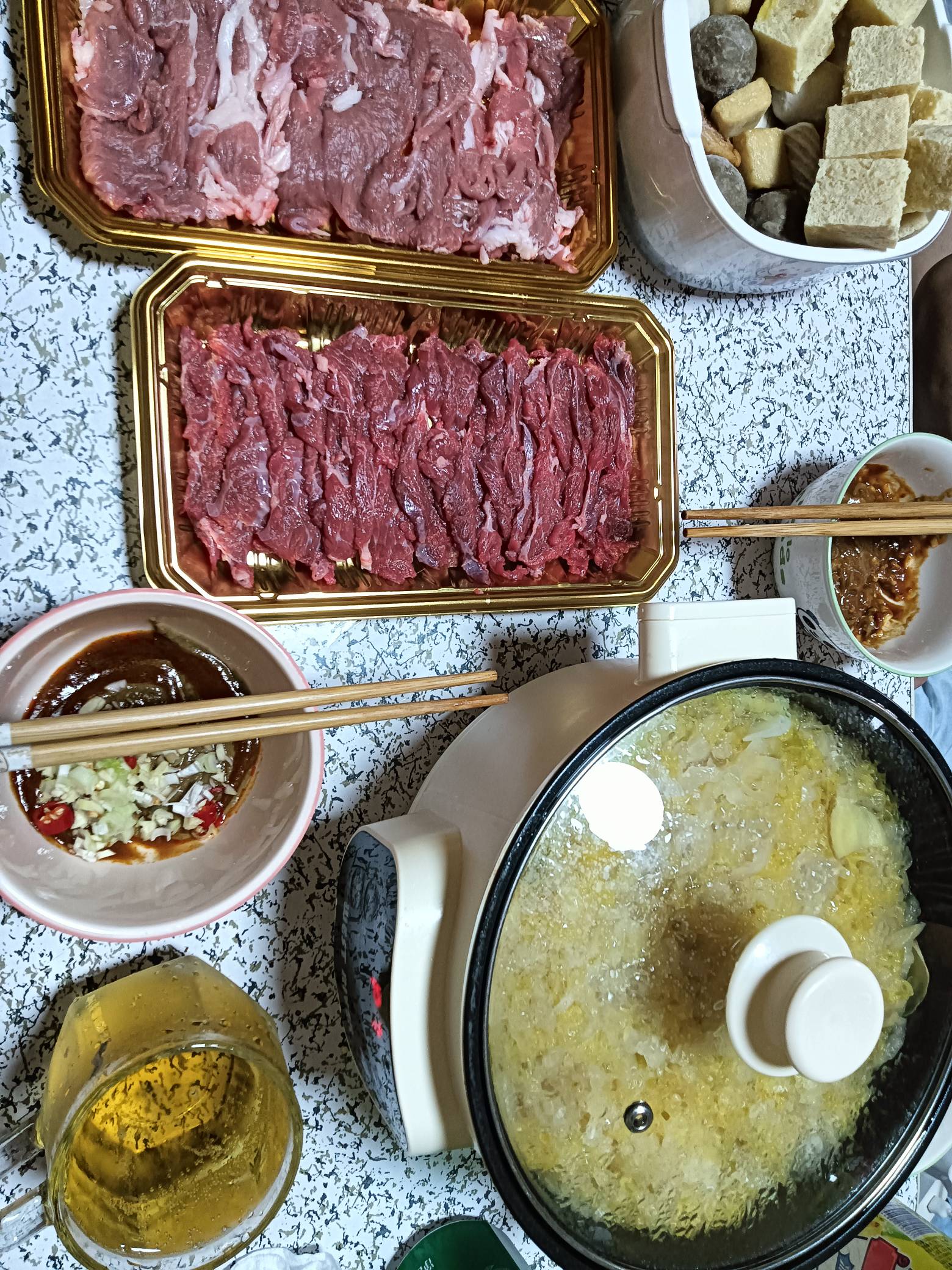 人是铁饭是钢，在穷也不能让肚子跟着挨饿，整点酸菜火锅，整点鲜牛羊肉，涮点冻豆腐，56 / 作者:变了格局小了 / 
