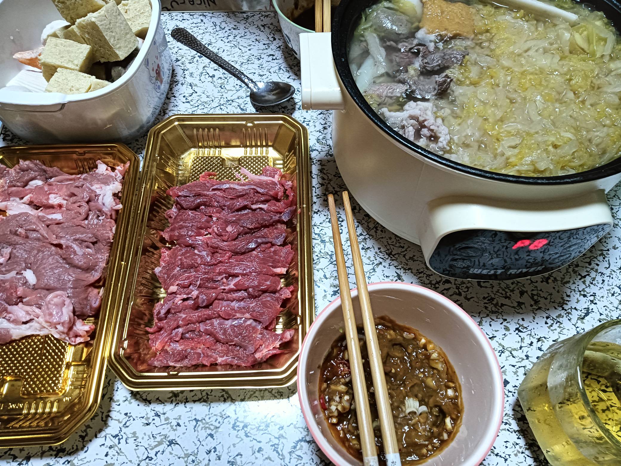 人是铁饭是钢，在穷也不能让肚子跟着挨饿，整点酸菜火锅，整点鲜牛羊肉，涮点冻豆腐，97 / 作者:变了格局小了 / 