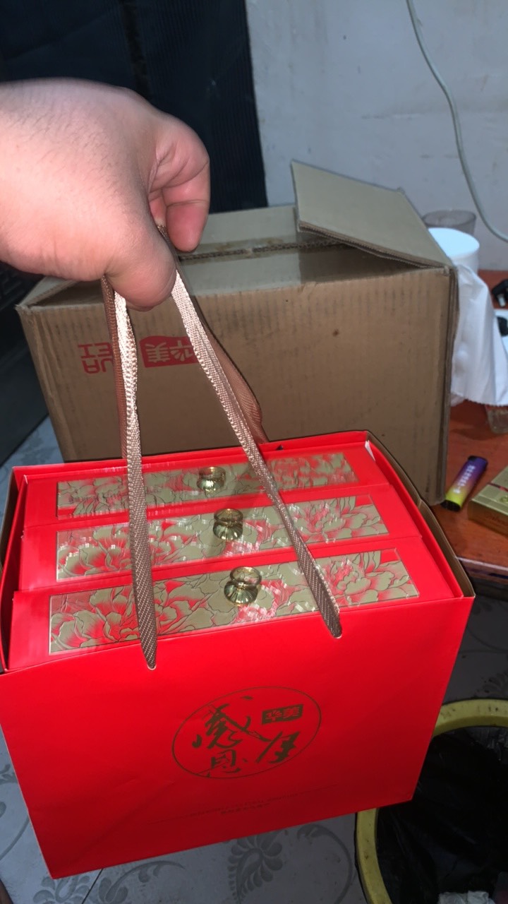 东莞月饼到了什么华美牌子的三盘 一盘四个 总共12个 找半天找不到生产日期 这个牌子也86 / 作者:陌上花开9698 / 
