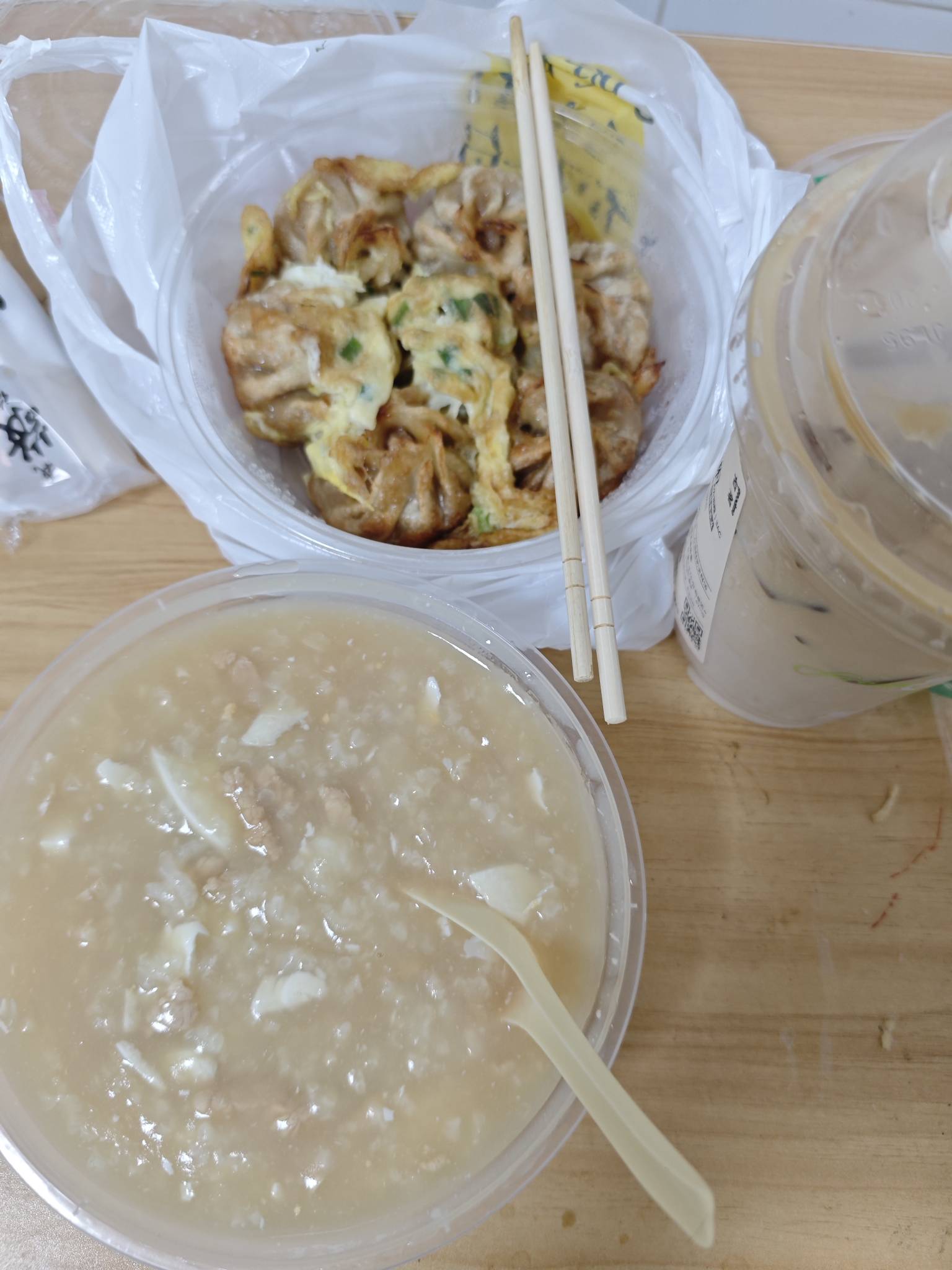 老哥先吃，蛋黄廋肉粥+蛋煎小笼包+生椰拿铁，总消费0.01元


42 / 作者:暖风归去 / 