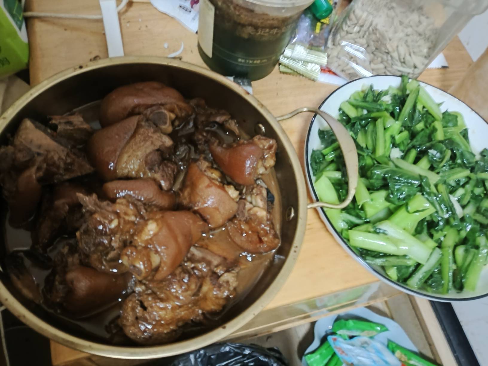 自制猪脚饭开炫，花费33毛

13 / 作者:红透半边天 / 