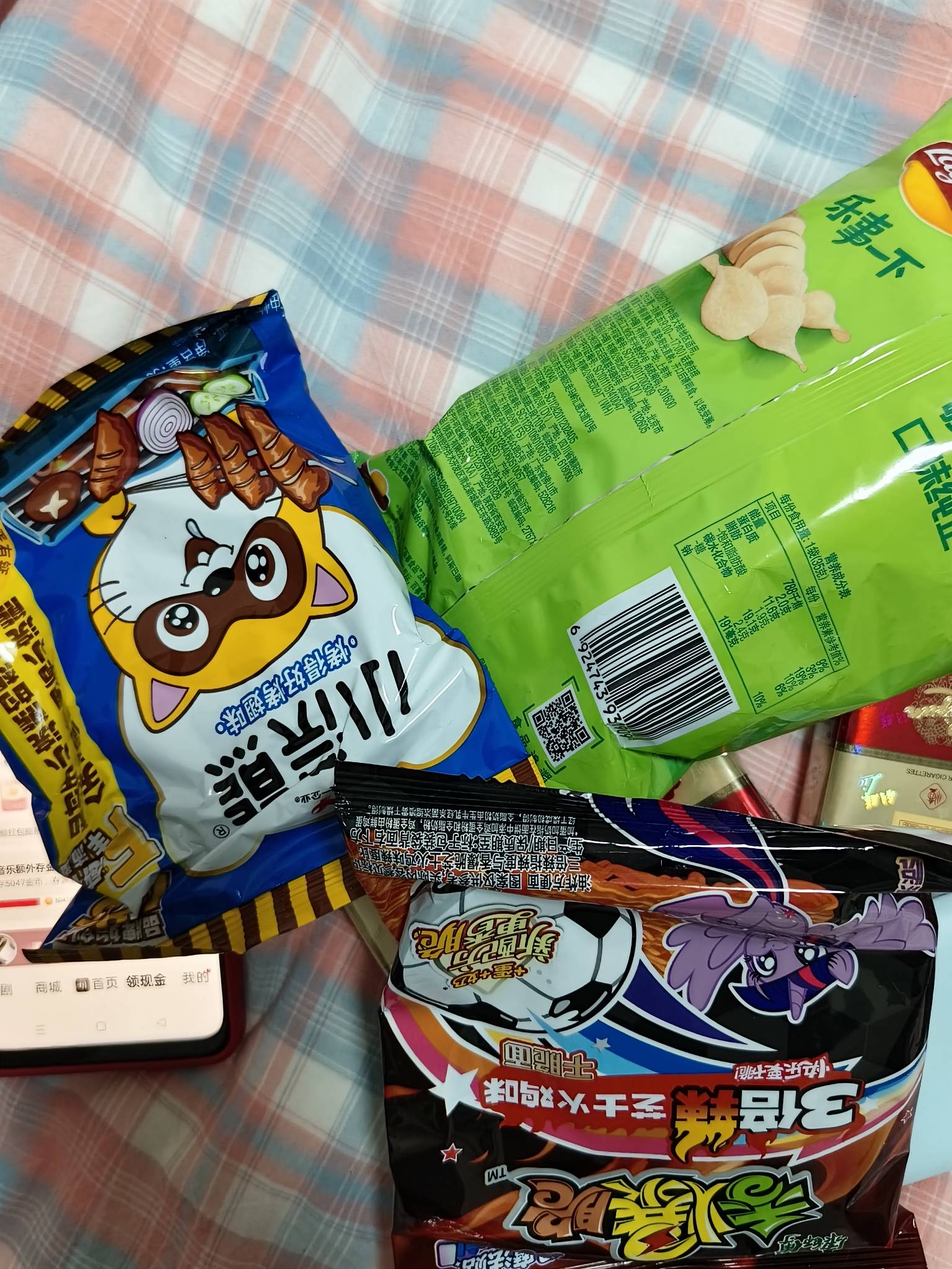 太饿了找了点几个月前买的零食出来还好没过期

76 / 作者:爱吃茄子的大包 / 