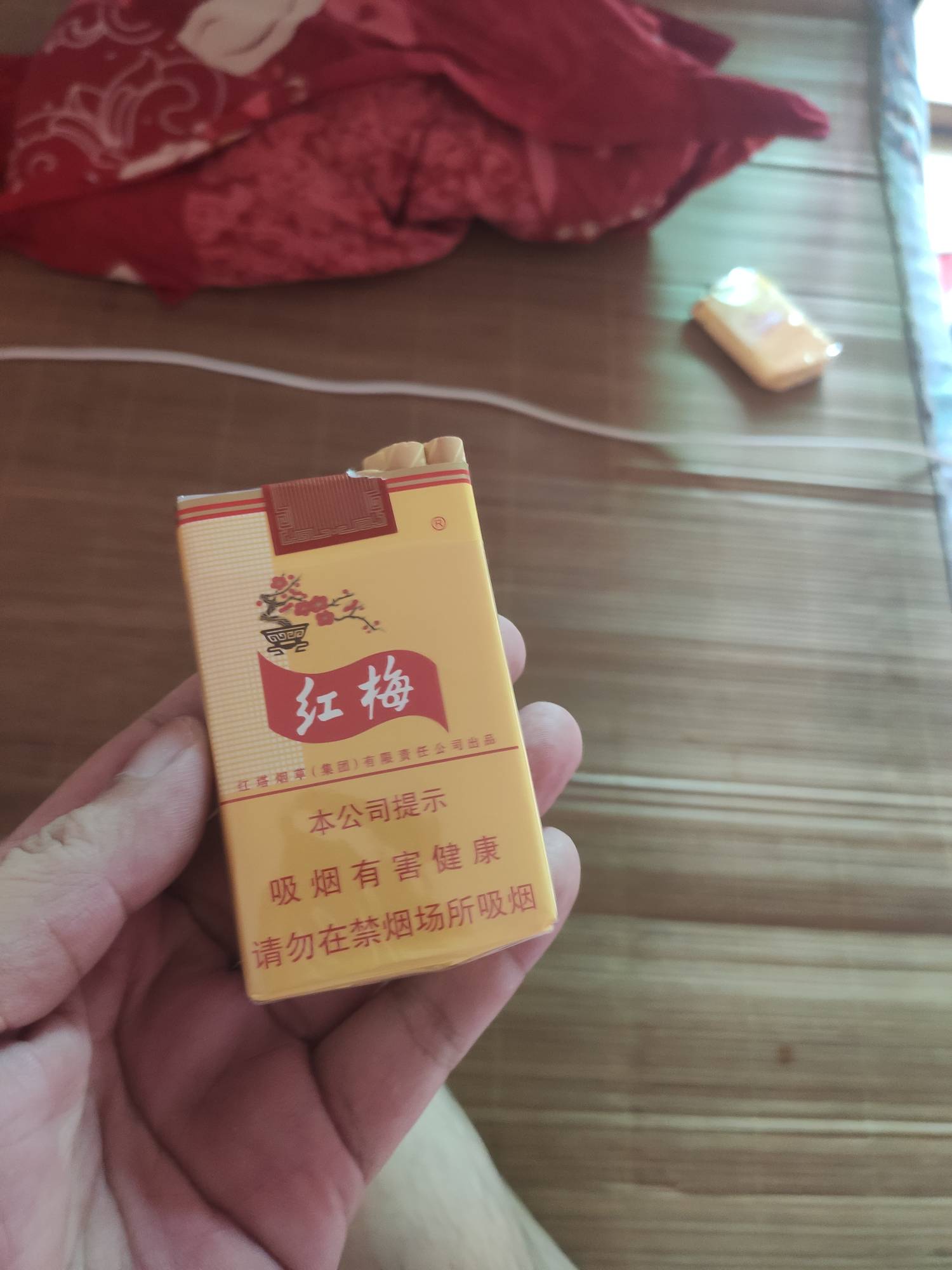 这烟都卖10块?我敲你哇的

94 / 作者:云边有个挂壁仔 / 