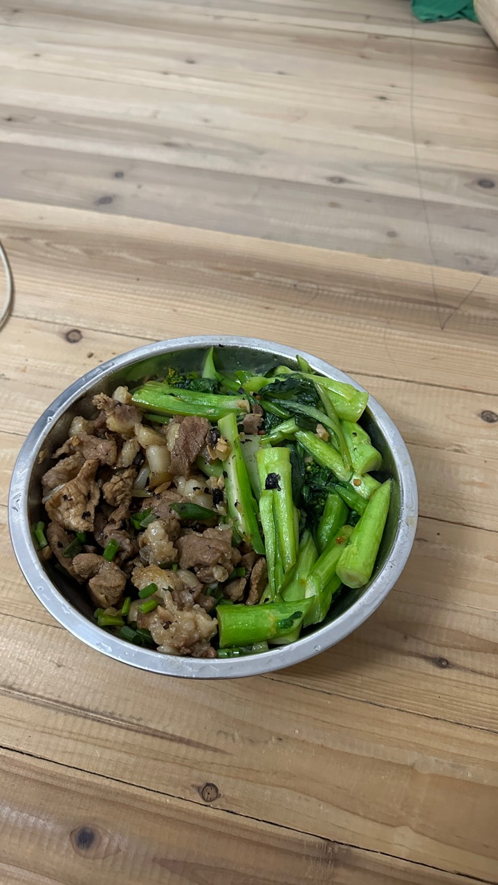 吃饭了，这盘才6块，猪肉5多一斤，饭都不用吃了

40 / 作者:不知明的靓仔 / 