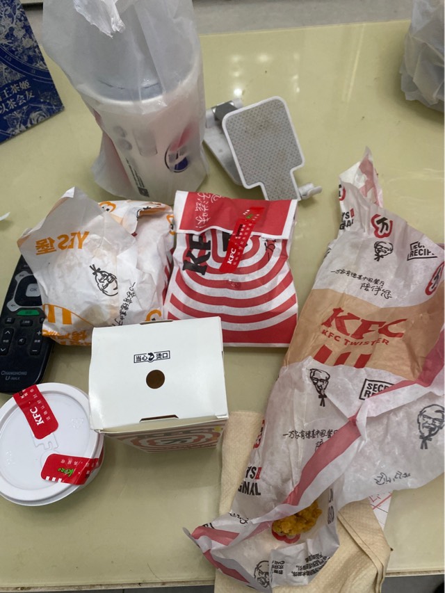 6.40点的肯德基，骑手8.15才给我送来。都冷了叫骑手自己拿去吃了-申请退款了 到现在还4 / 作者:今天作业没毕业 / 