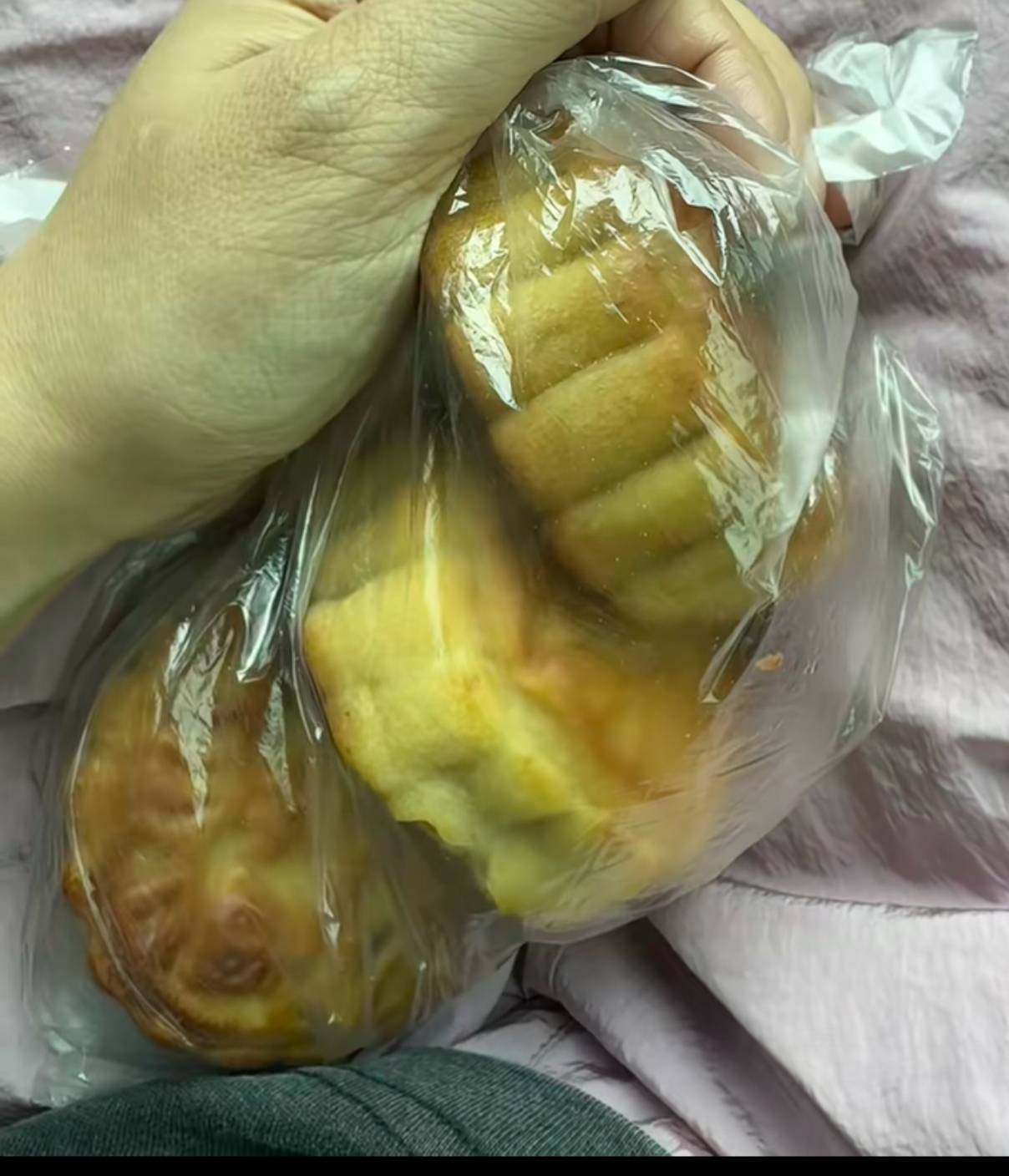 小可爱工厂，火急火燎打电话叫我回厂说有福利，结果就发三个这样的月饼，老哥在网吧玩64 / 作者:先撸它一个亿 / 