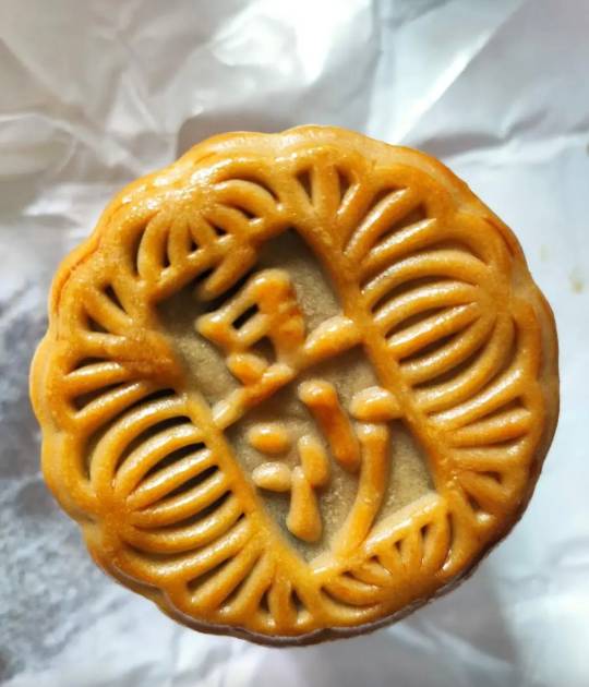 有老哥吃过这种月饼吗？第一次吃感觉还挺好吃的，可能是我饿了


38 / 作者:万千少女的挚爱 / 