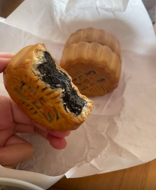 有老哥吃过这种月饼吗？第一次吃感觉还挺好吃的，可能是我饿了


78 / 作者:万千少女的挚爱 / 